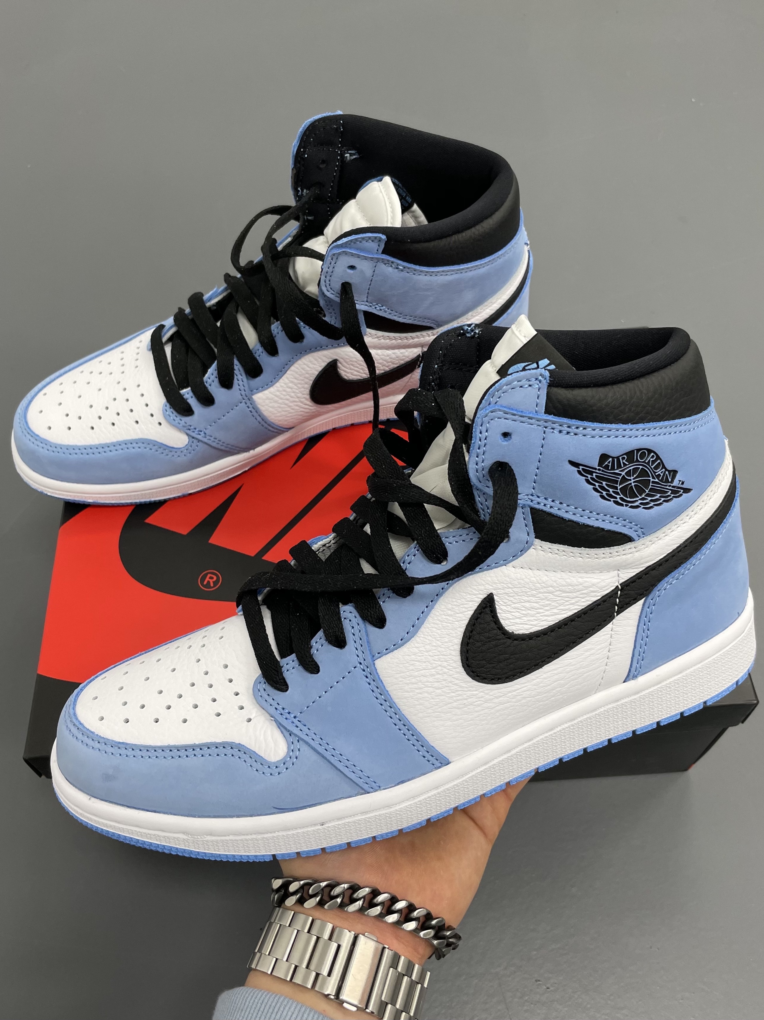Jordan 1 Retro High OG University Blue 착용 스타일 - 3