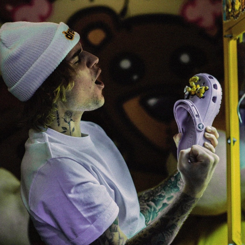 Crocs x Justin Bieber x Drew Classic Clog Canary, Crocs x Justin Bieber x Drew Classic Clog Lavender 착용 스타일 - 3