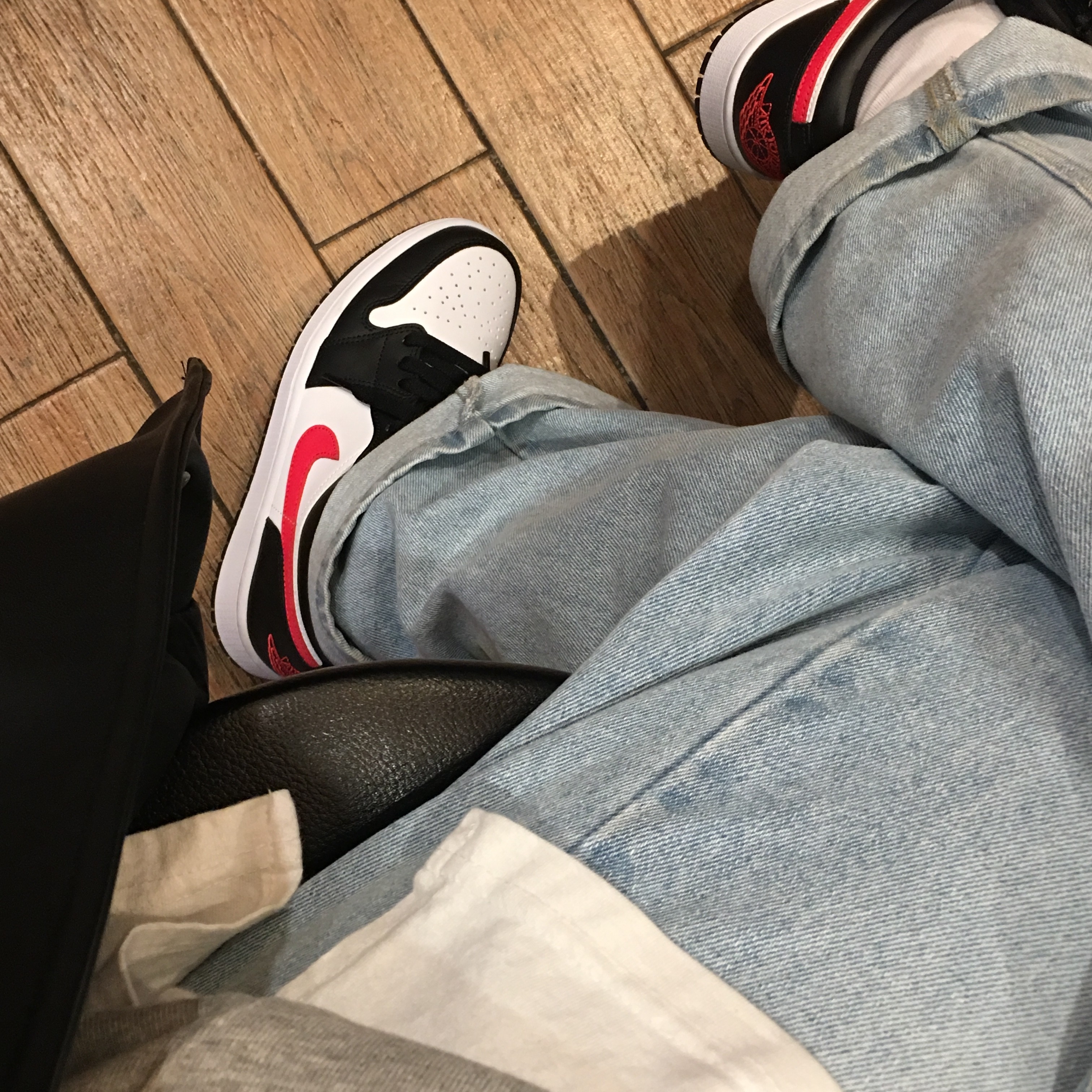 (W) Jordan 1 Low Black Siren Red 착용 스타일 - 2