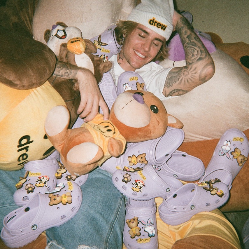 Crocs x Justin Bieber x Drew Classic Clog Canary, Crocs x Justin Bieber x Drew Classic Clog Lavender 착용 스타일 - 5