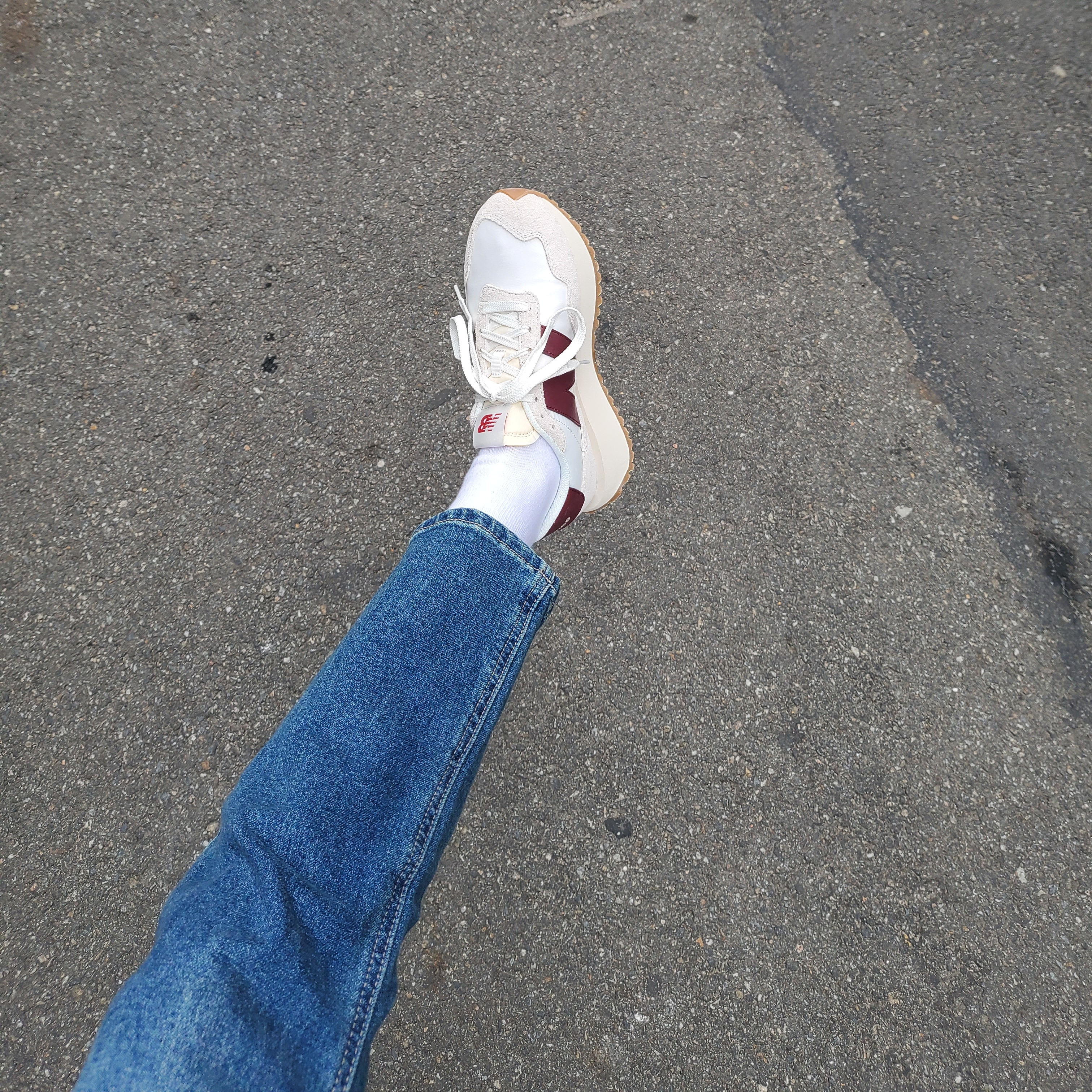 New Balance 237 Moonbeam Classic Burgundy 착용 스타일 - 3