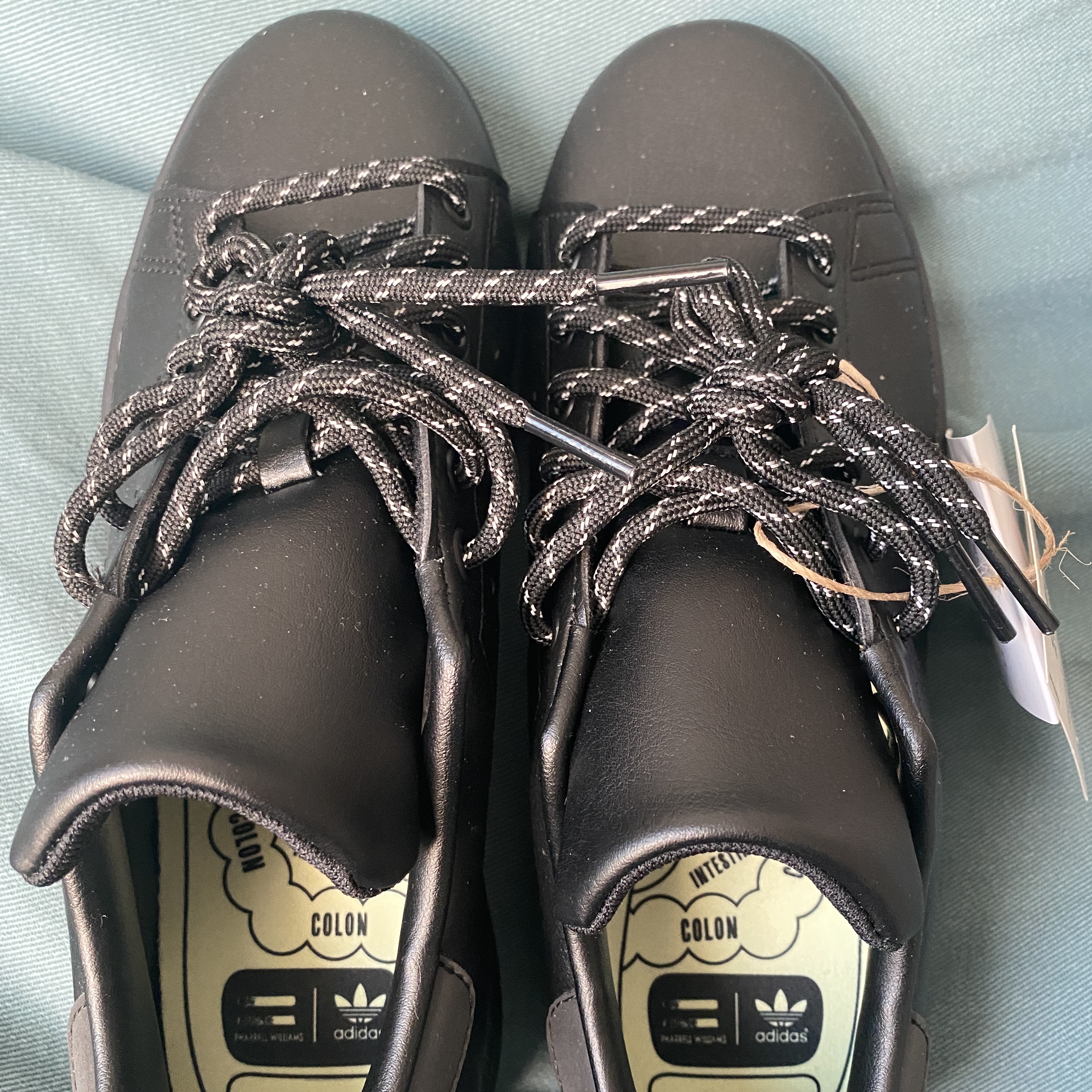 Adidas x Pharrell Williams Stan Smith Black Future 착용 스타일