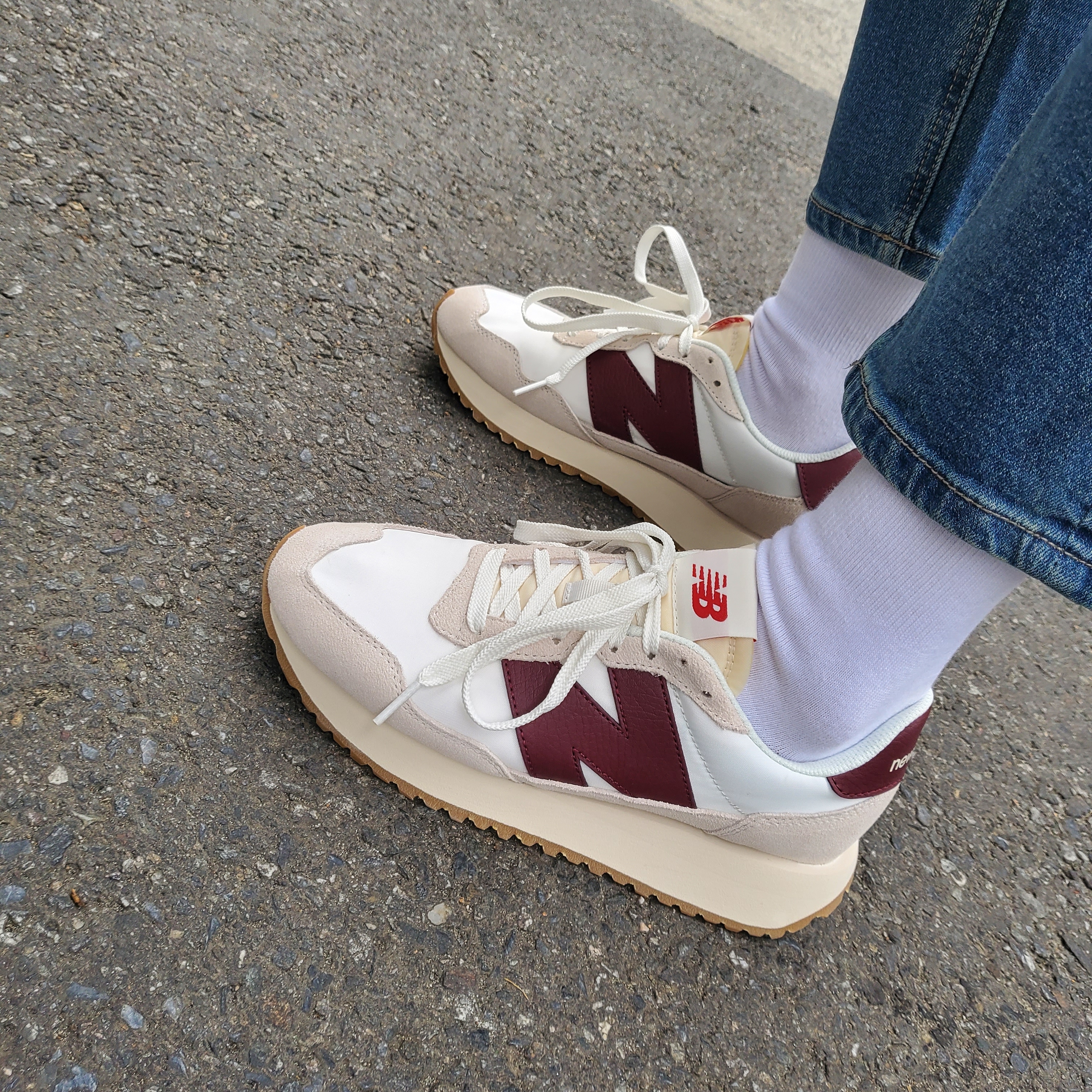 New Balance 237 Moonbeam Classic Burgundy 착용 스타일 - 2