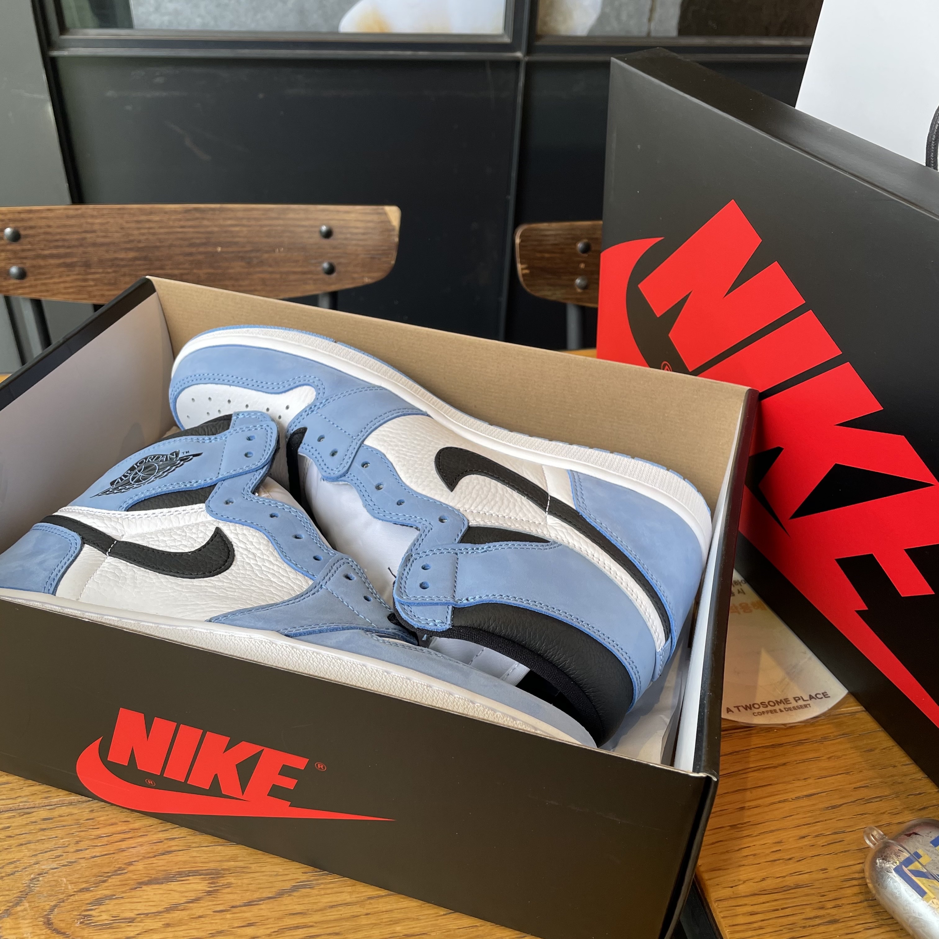 Jordan 1 Retro High OG University Blue 착용 스타일 - 1
