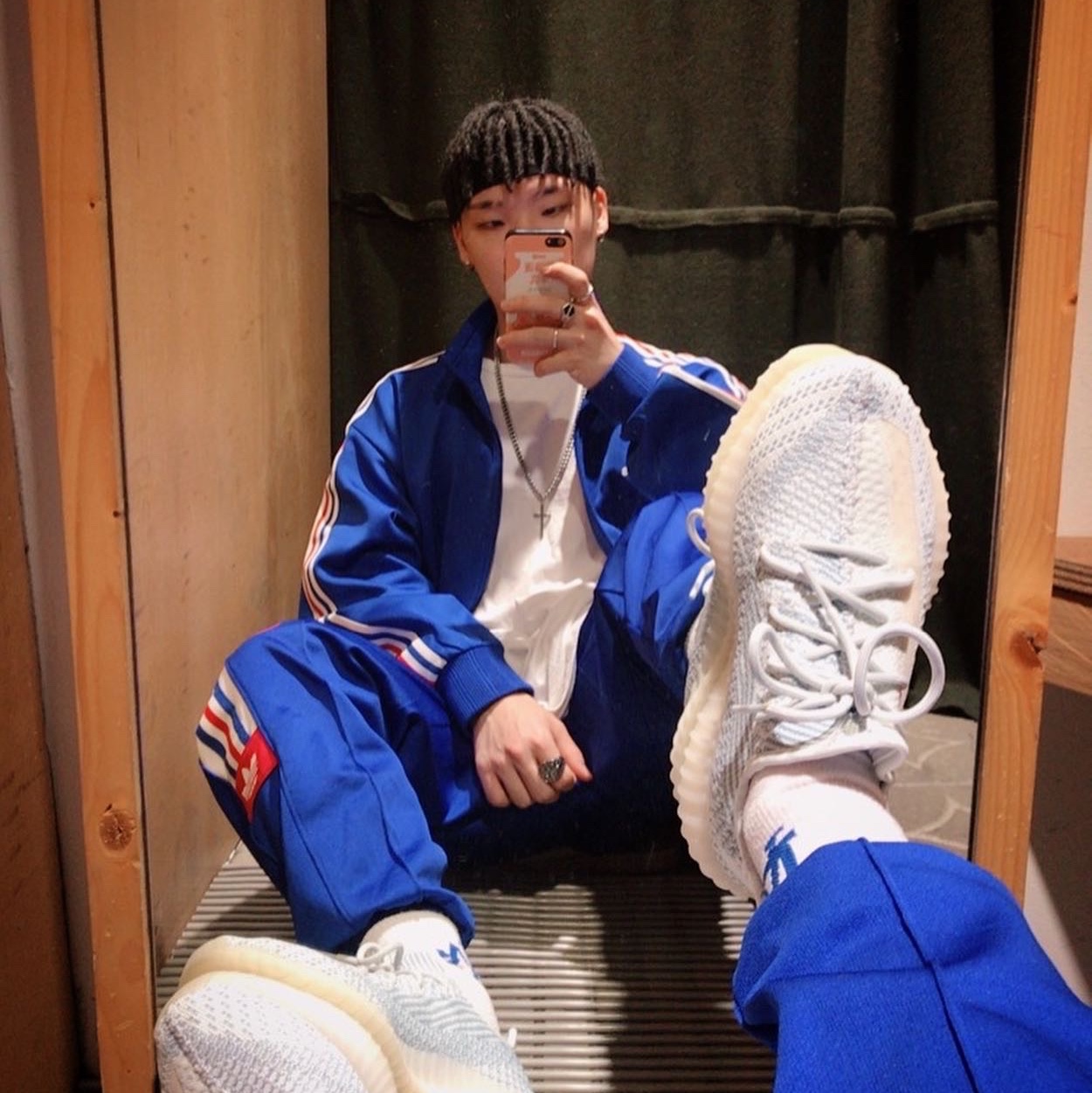 Adidas Yeezy Boost 350 V2 Cloud White - Non-Reflective 착용 스타일 - 1
