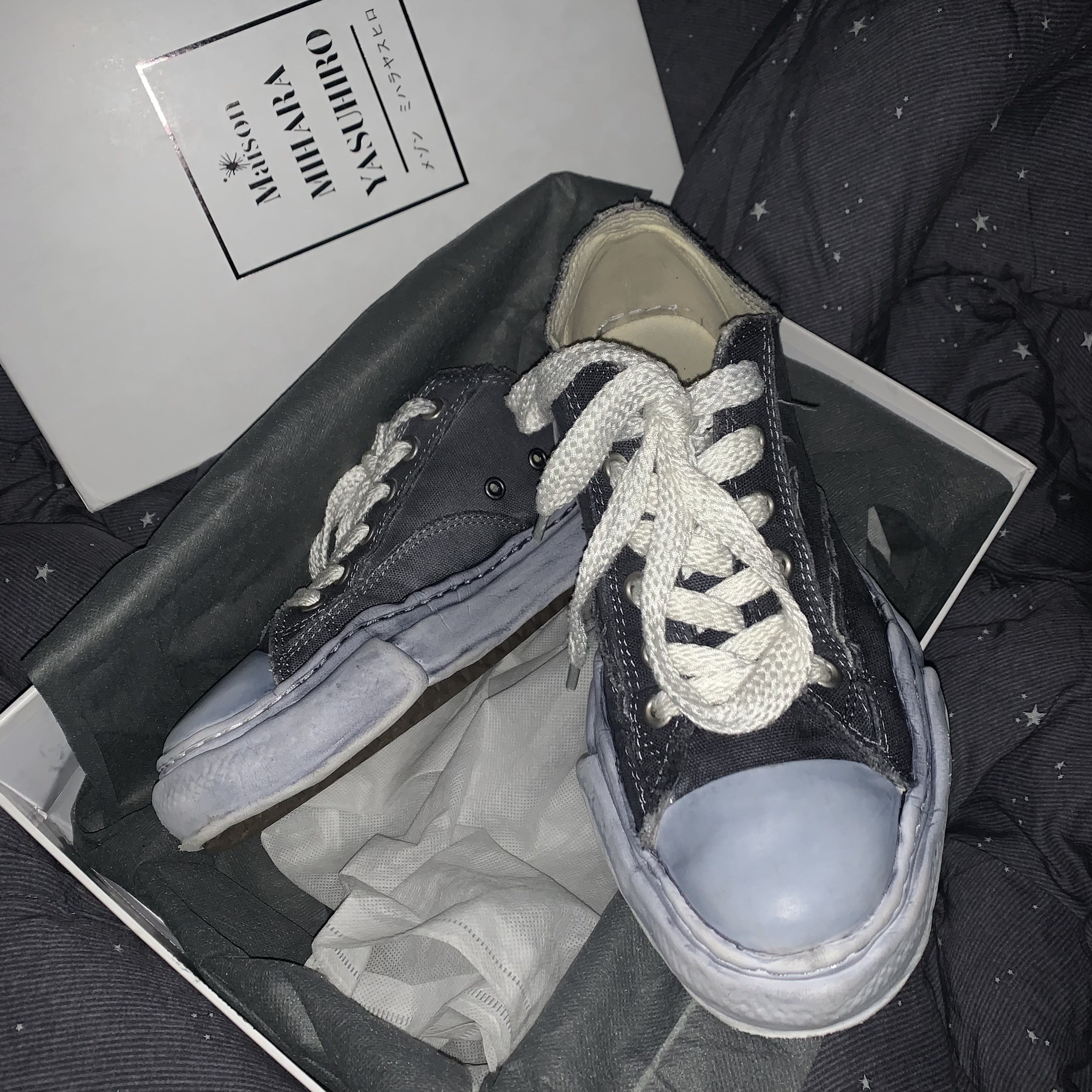 Maison Mihara Yasuhiro Peterson OG Sole Over Dyed Low-top Sneakers Black 착용 스타일 - 3
