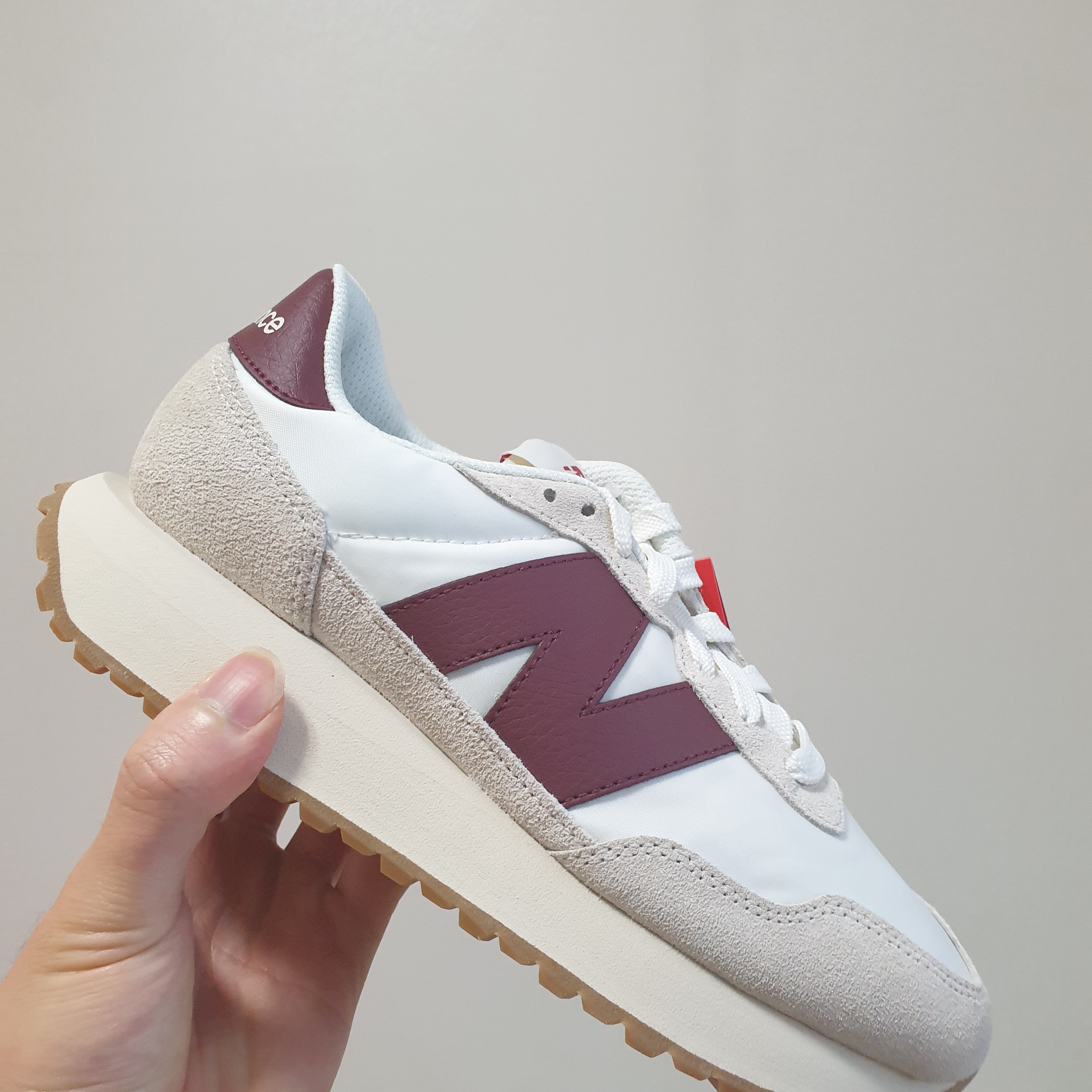 New Balance 237 Moonbeam Classic Burgundy 착용 스타일