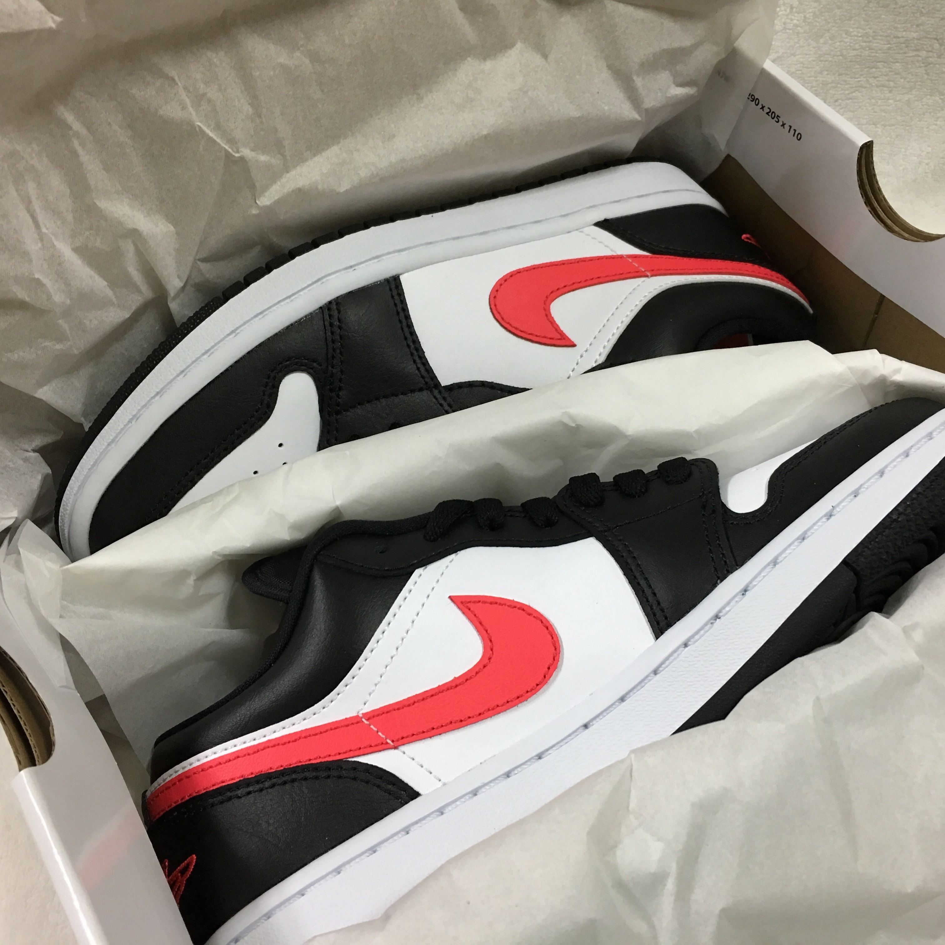 (W) Jordan 1 Low Black Siren Red 착용 스타일 - 1