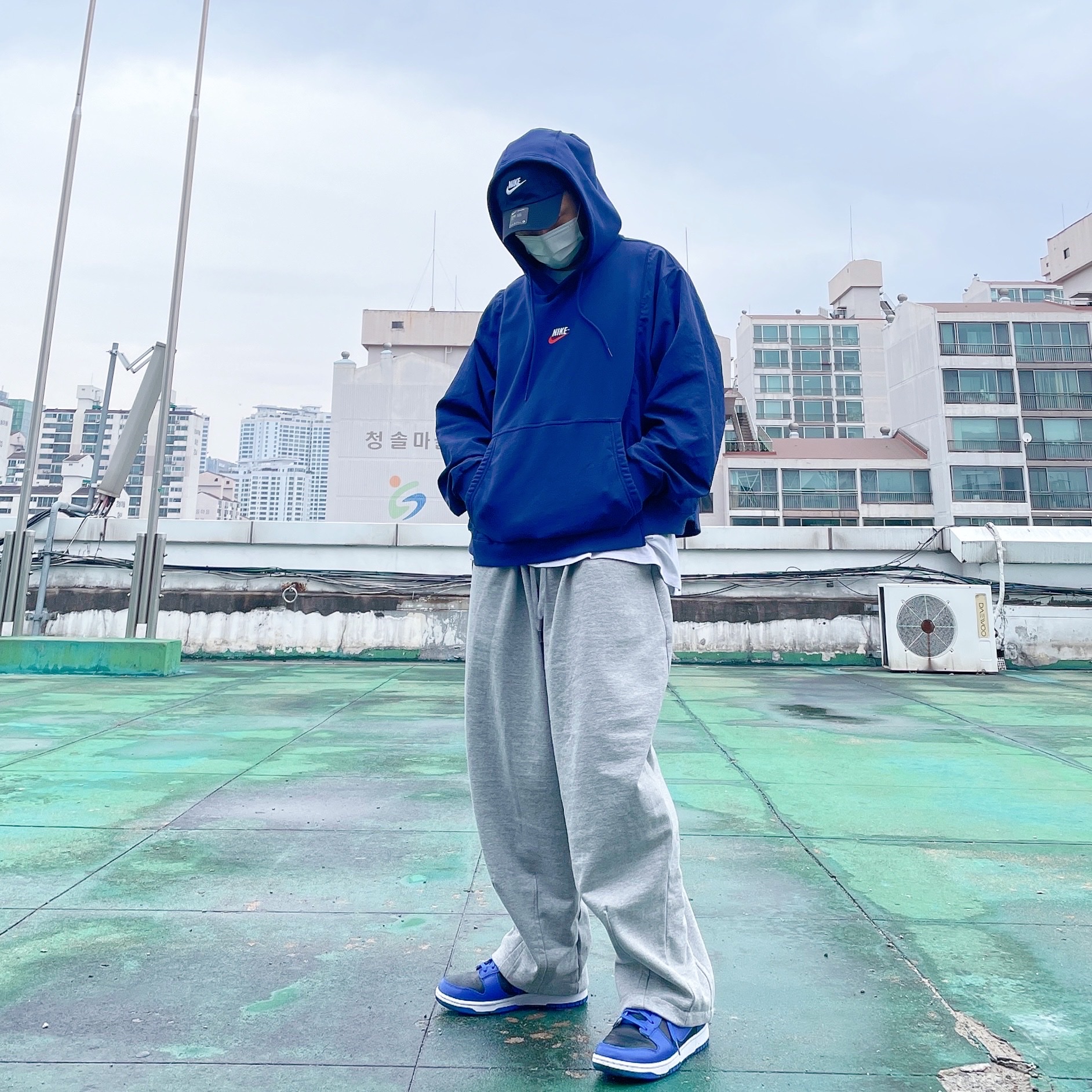 Nike Dunk Low Retro Hyper Cobalt 착용 스타일 - 2