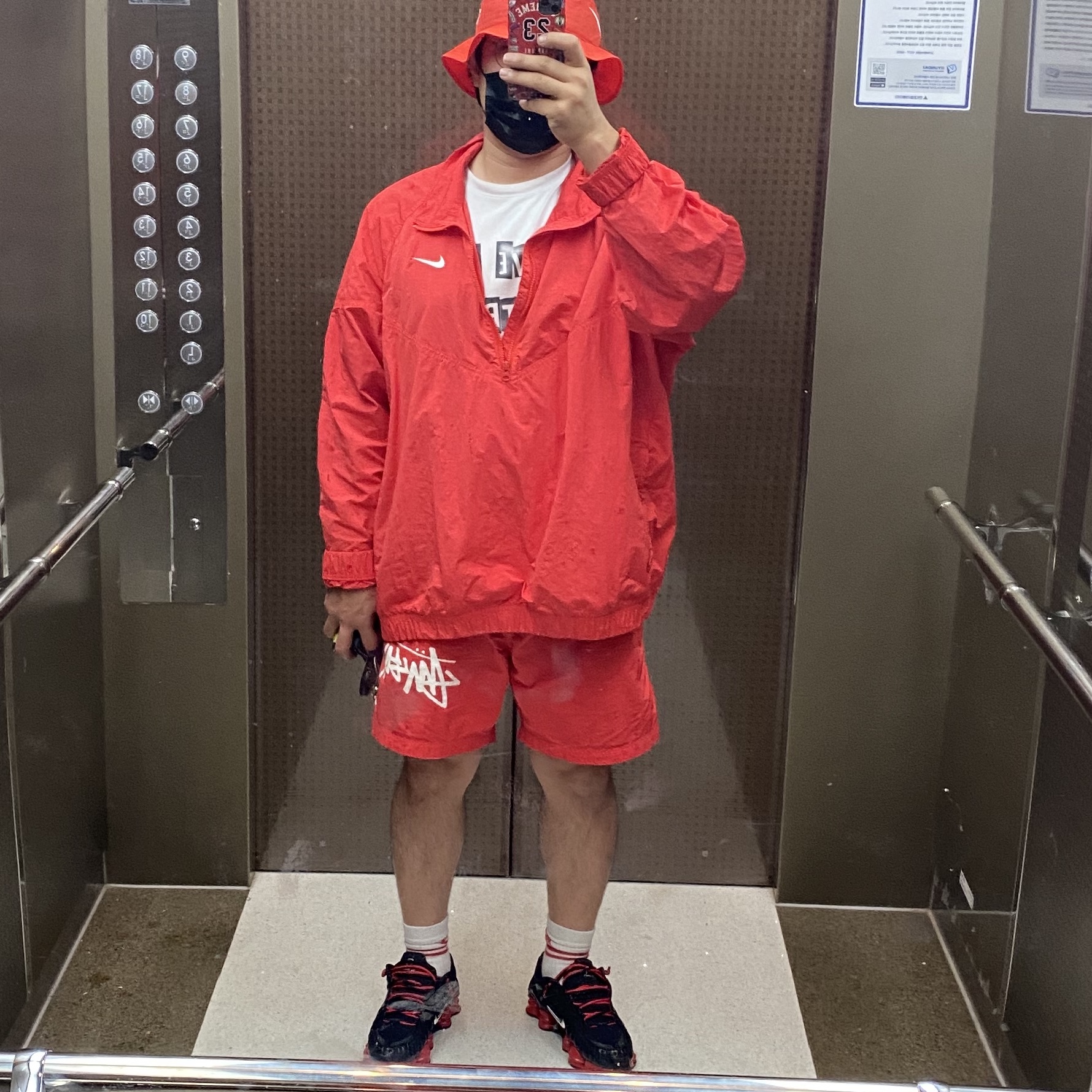 Nike x Stussy Windrunner Jacket Habanero Red, Nike x Stussy Water Shorts Habanero Red 착용 스타일