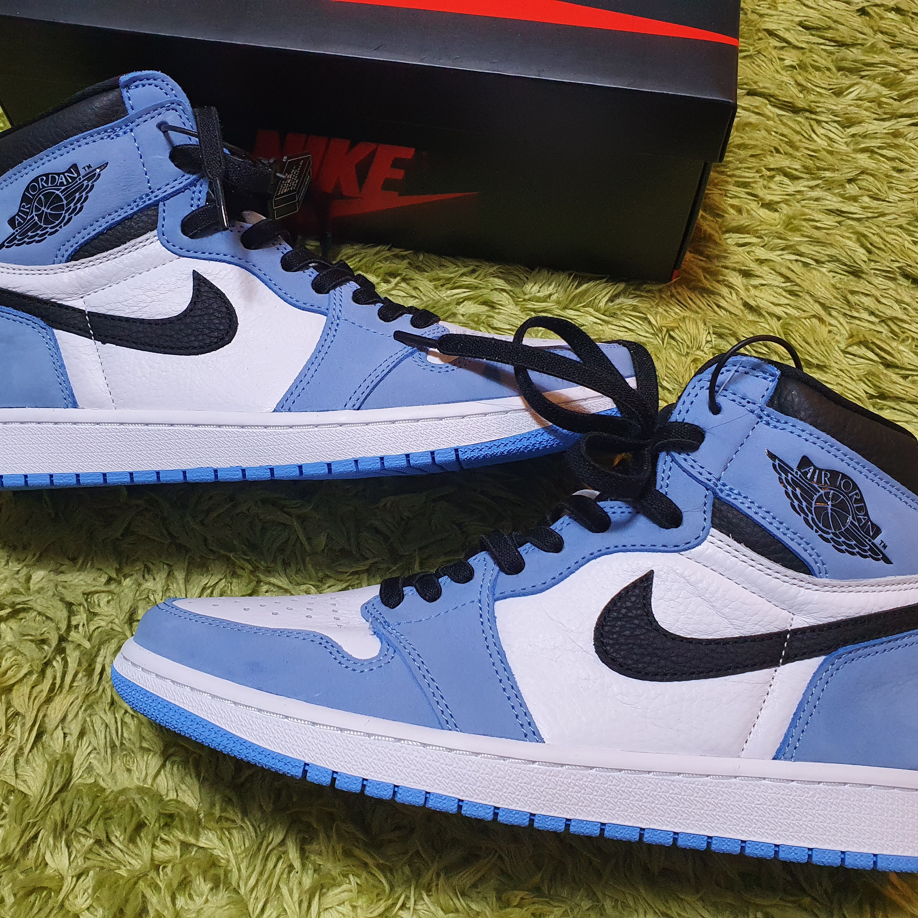 Jordan 1 Retro High OG University Blue 착용 스타일 - 3