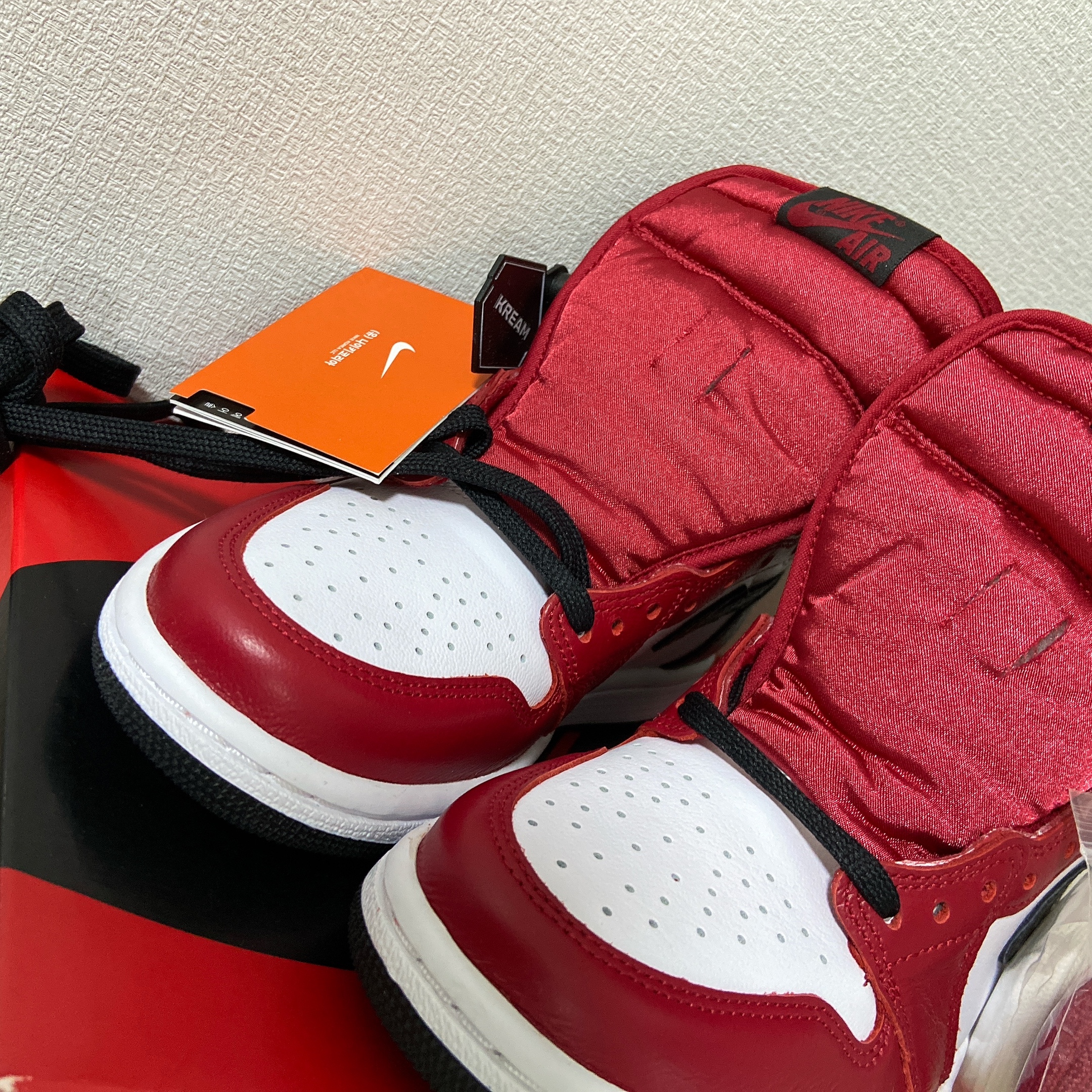 (W) Jordan 1 Retro High Satin Red 착용 스타일 - 3