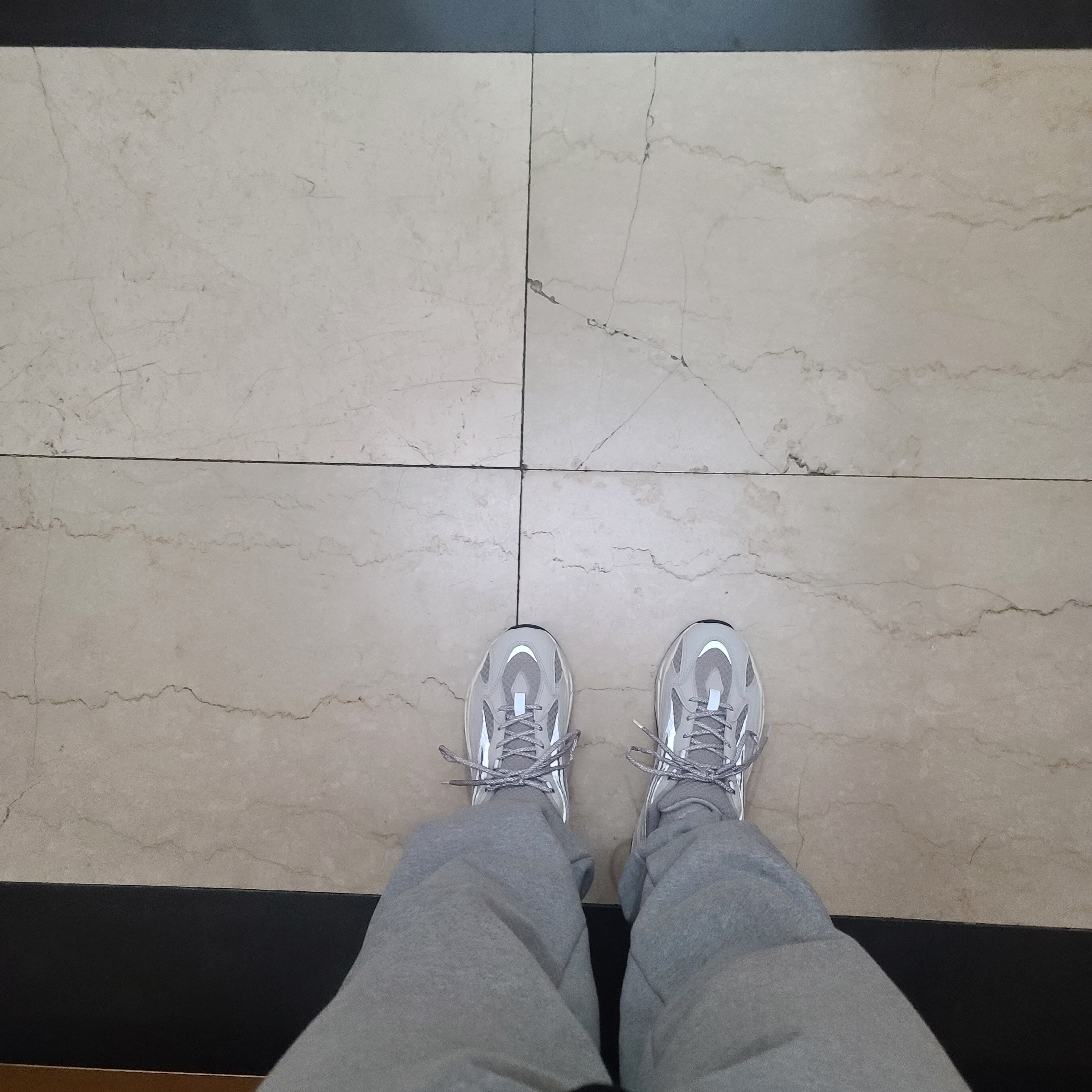 Adidas Yeezy Boost 700 V2 Static 2018 착용 스타일