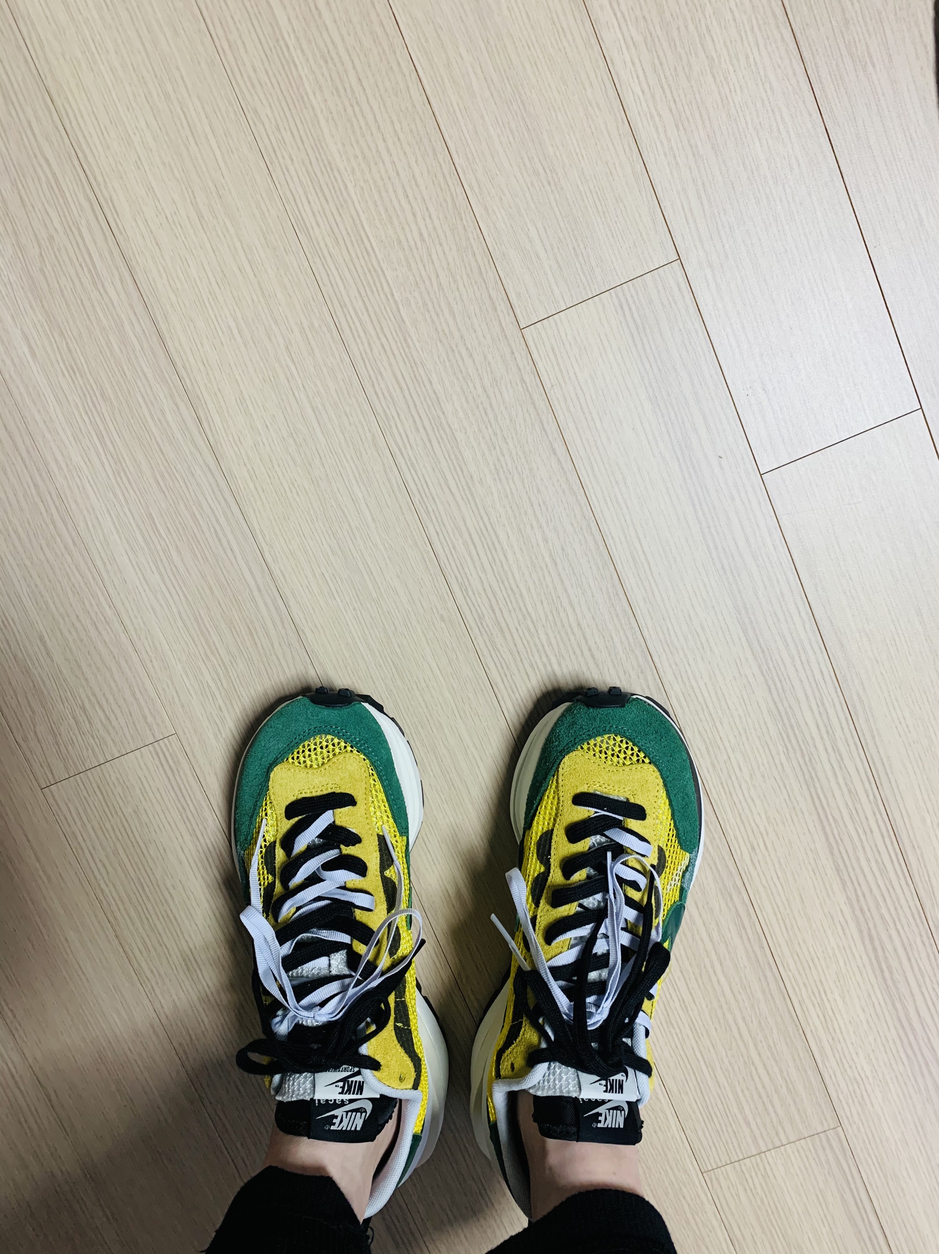 Nike x Sacai VaporWaffle Tour Yellow & Gorge Green Sail 착용 스타일
