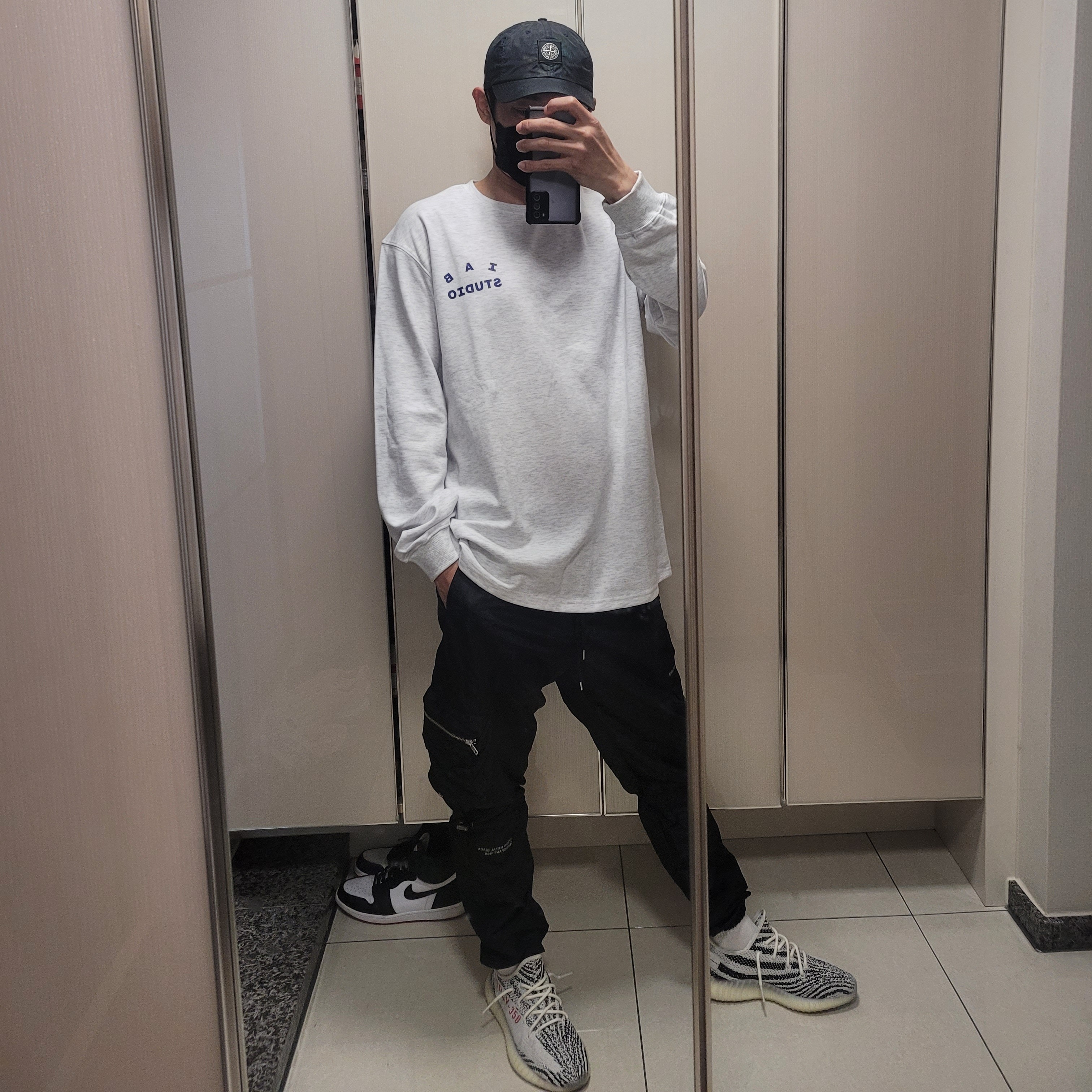 Adidas Yeezy Boost 350 V2 Zebra 2017/2019/2020, IAB Studio Long Sleeve Light Gray 착용 스타일