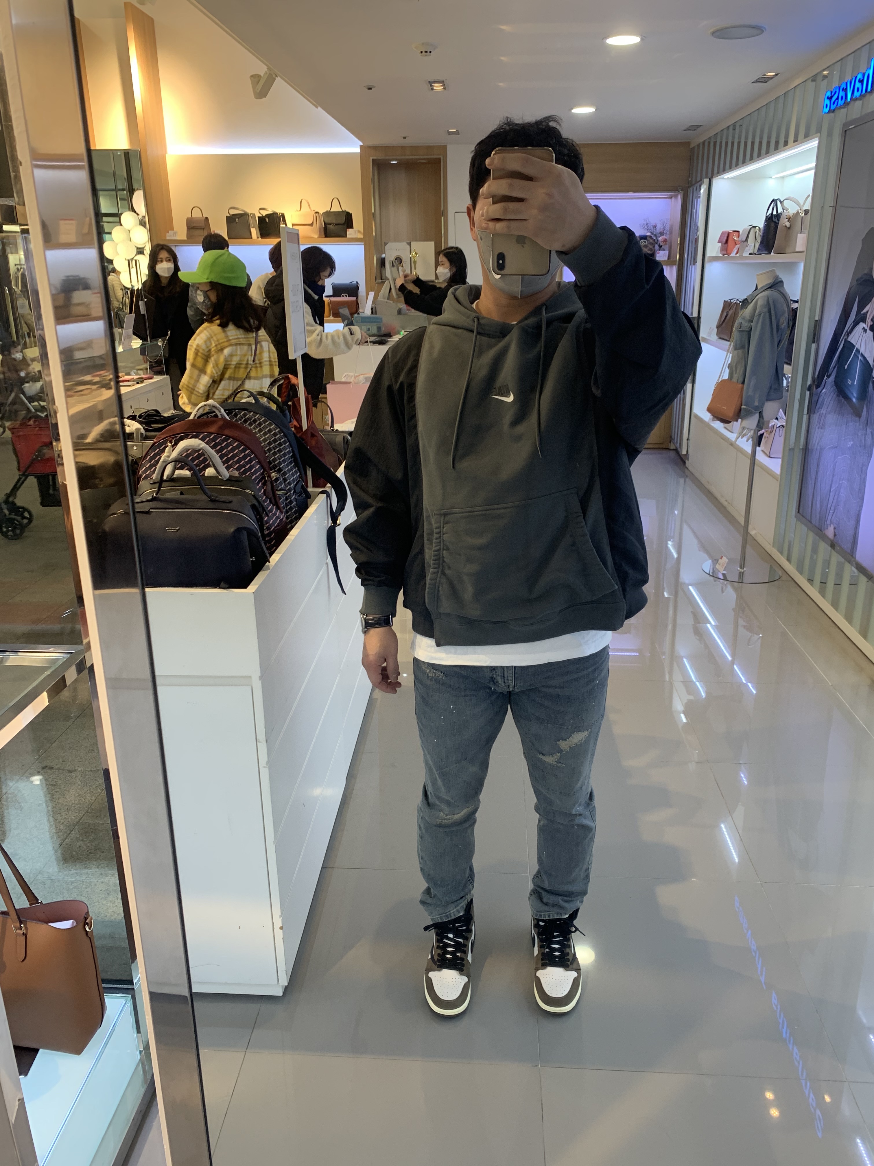 Jordan 1 x Travis Scott Retro High OG SP Mocha 착용 스타일 - 2