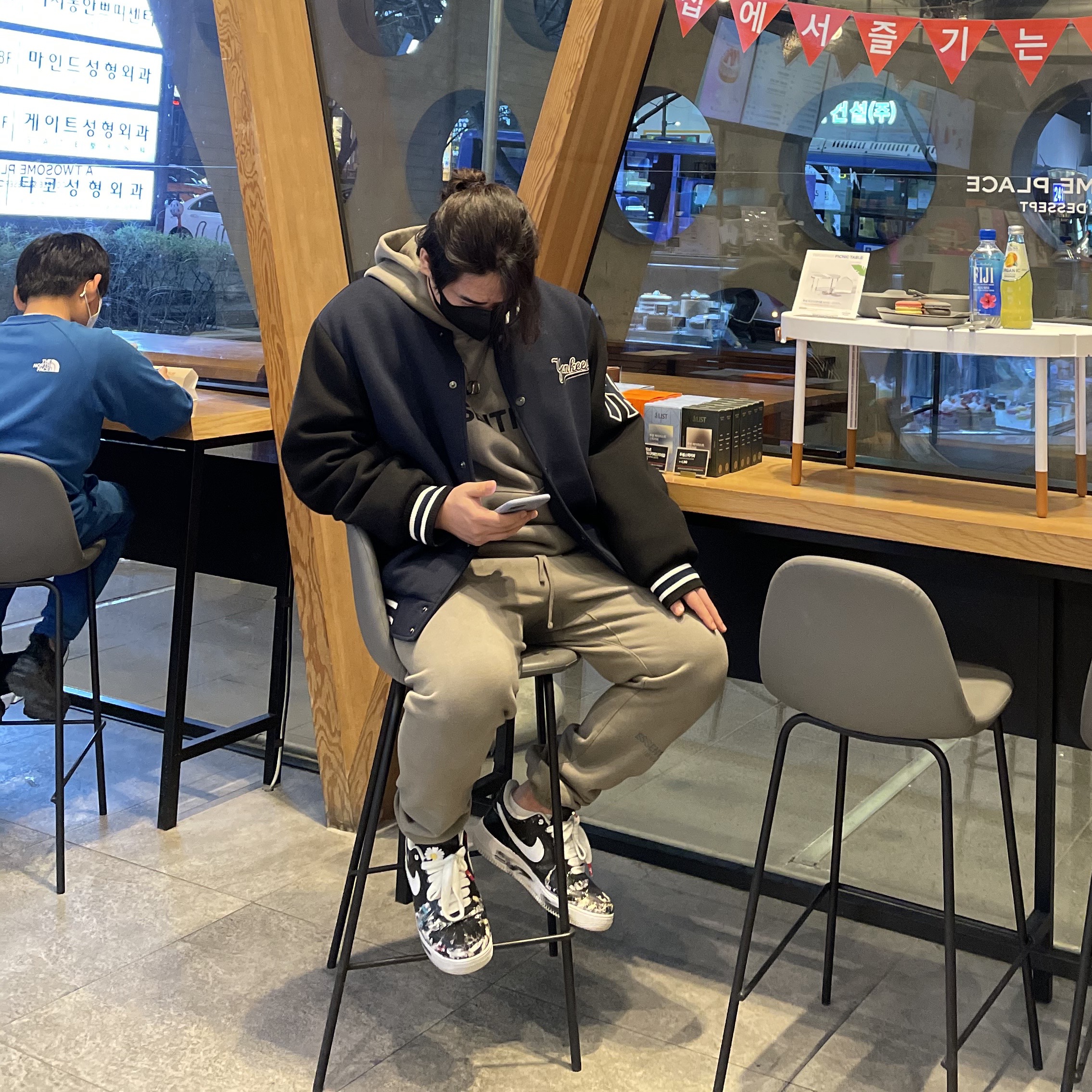 Essentials 3D Silicon Applique Pullover Hoodie Cement - 20FW, Essentials Sweatpants Cement - 20FW 착용 스타일