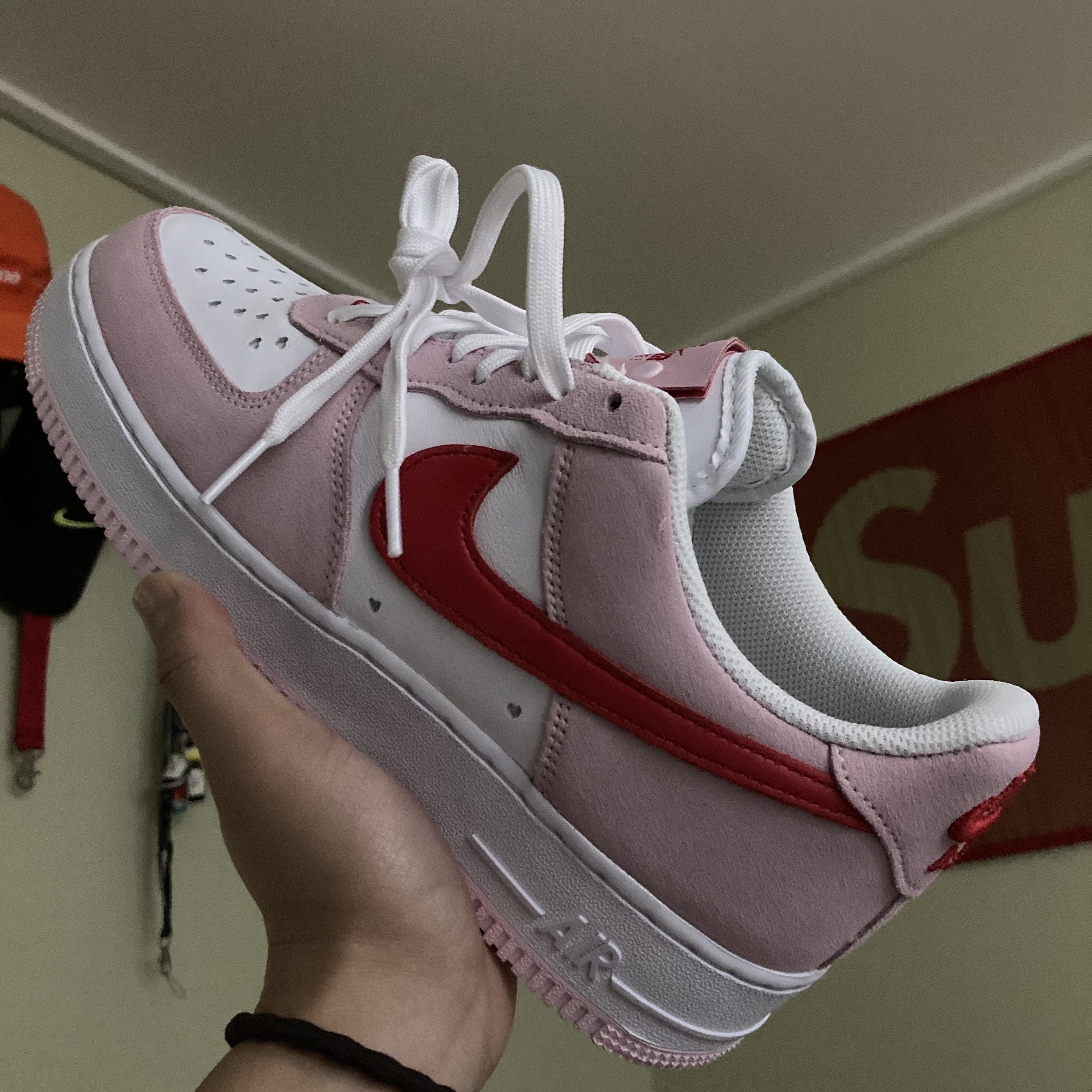Nike Air Force 1 '07 QS Valentine's Day 착용 스타일 - 2