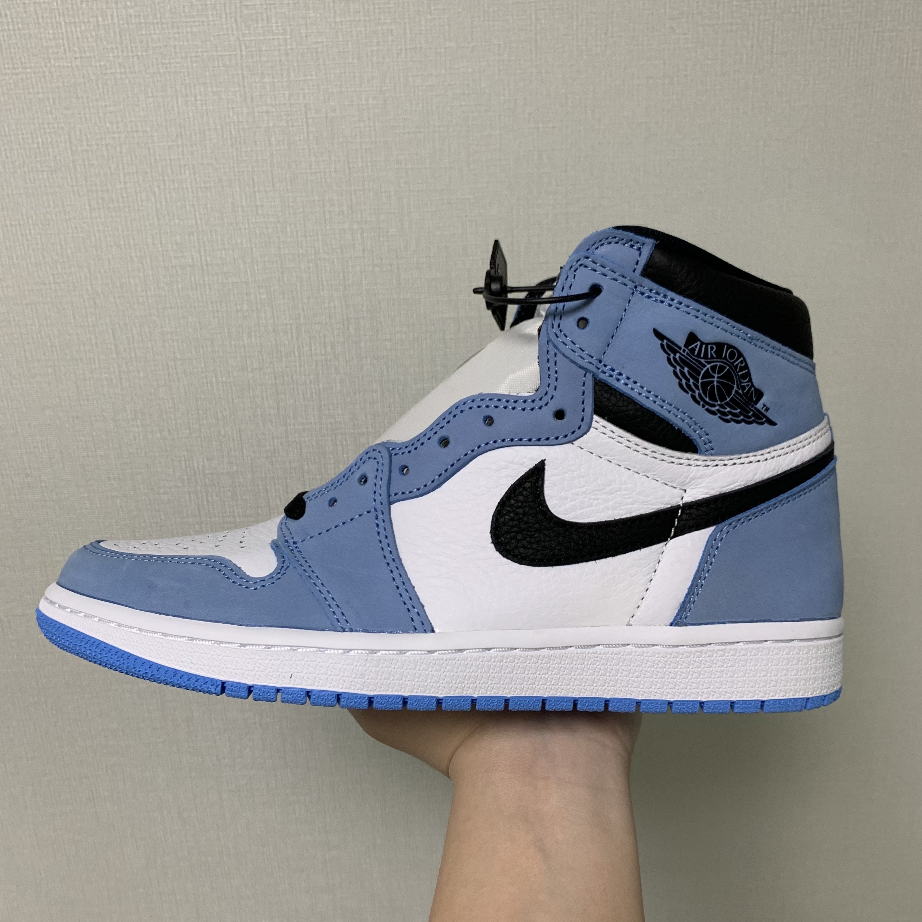 Jordan 1 Retro High OG University Blue 착용 스타일 - 1