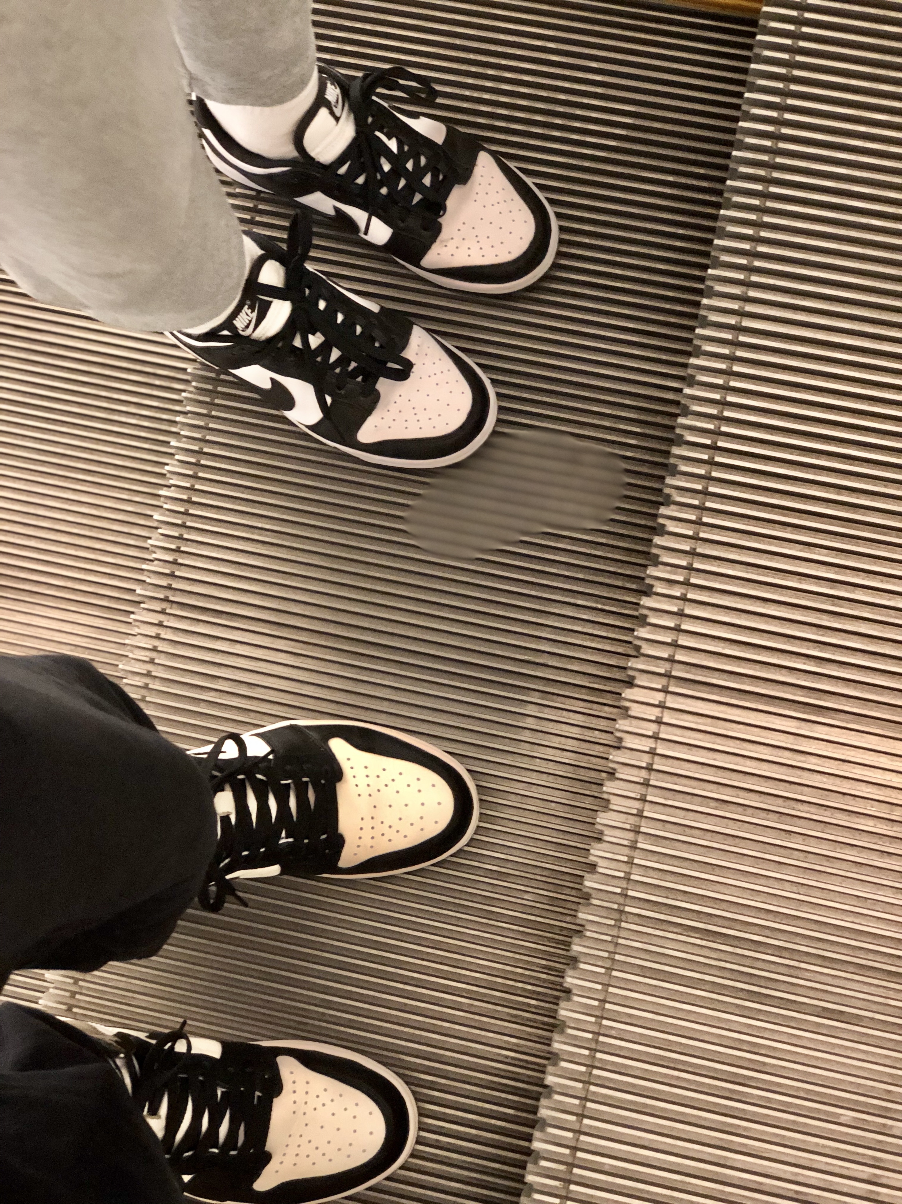 Nike Dunk Low Retro Black, Jordan 1 Retro High OG Black Mocha 착용 스타일