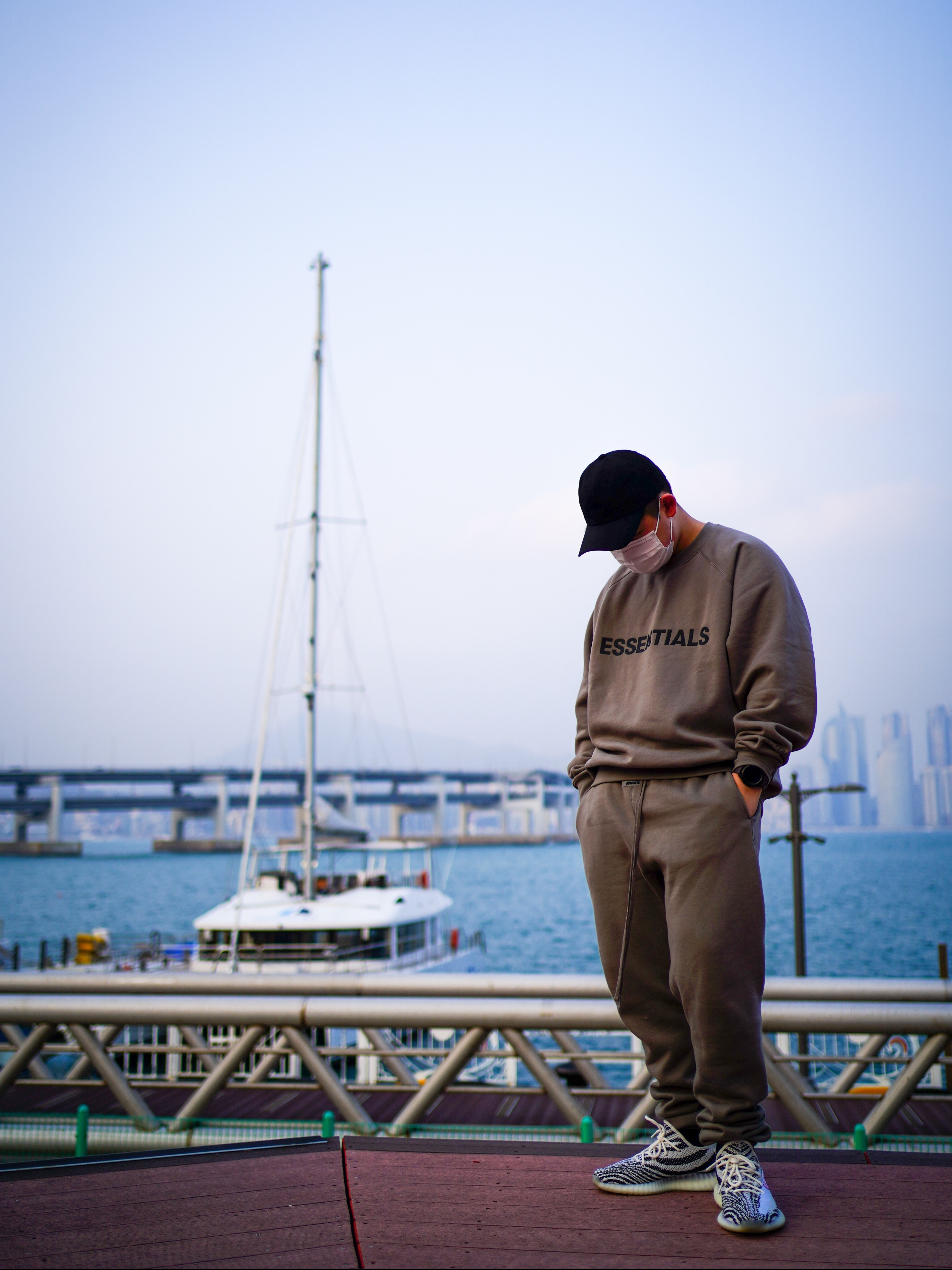 Adidas Yeezy Boost 350 V2 Zebra 2017/2019/2020, Essentials Sweatpants Cement - 20FW 착용 스타일