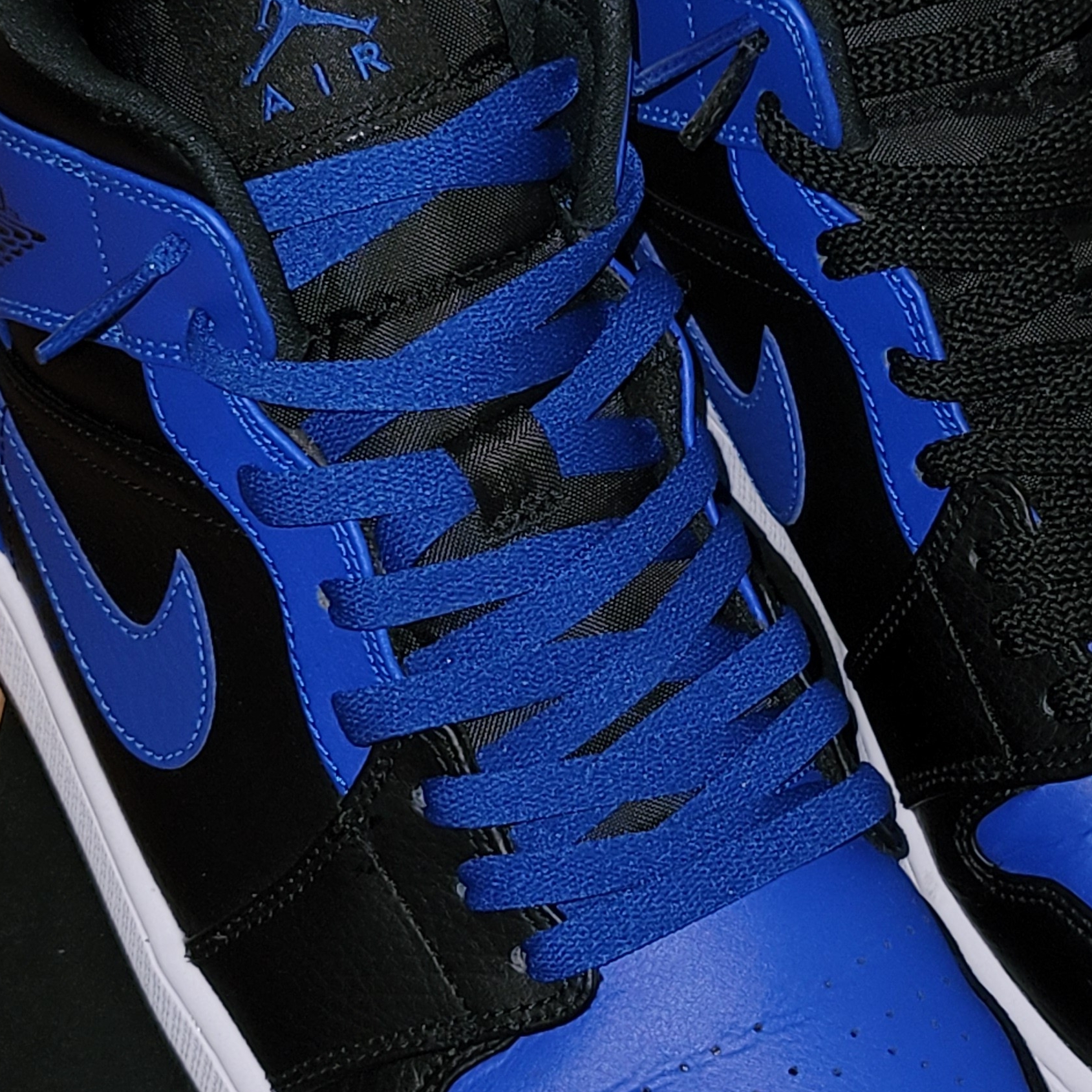Jordan 1 Mid Black Hyper Royal 착용 스타일 - 2