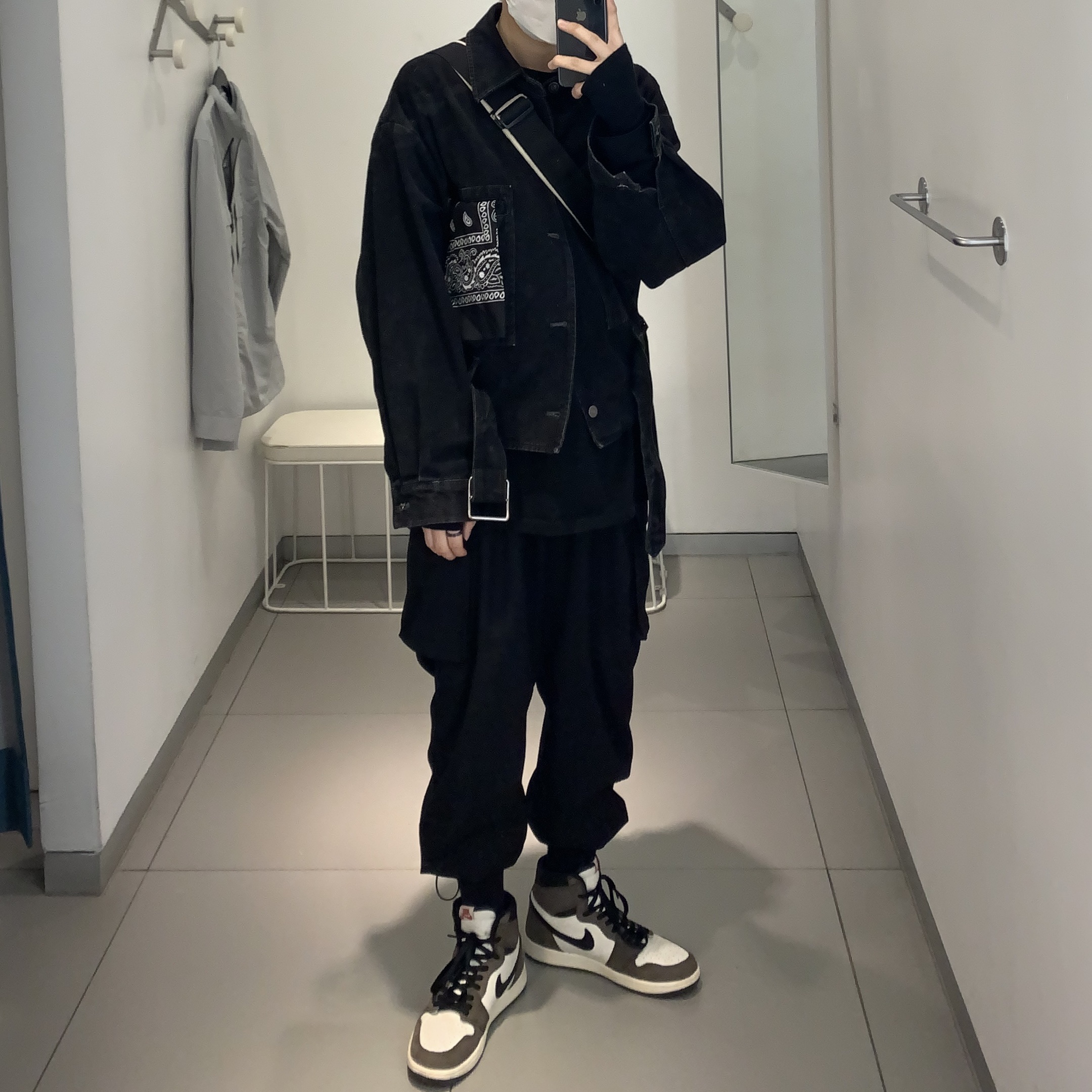 Jordan 1 x Travis Scott Retro High OG SP Mocha 착용 스타일 - 2