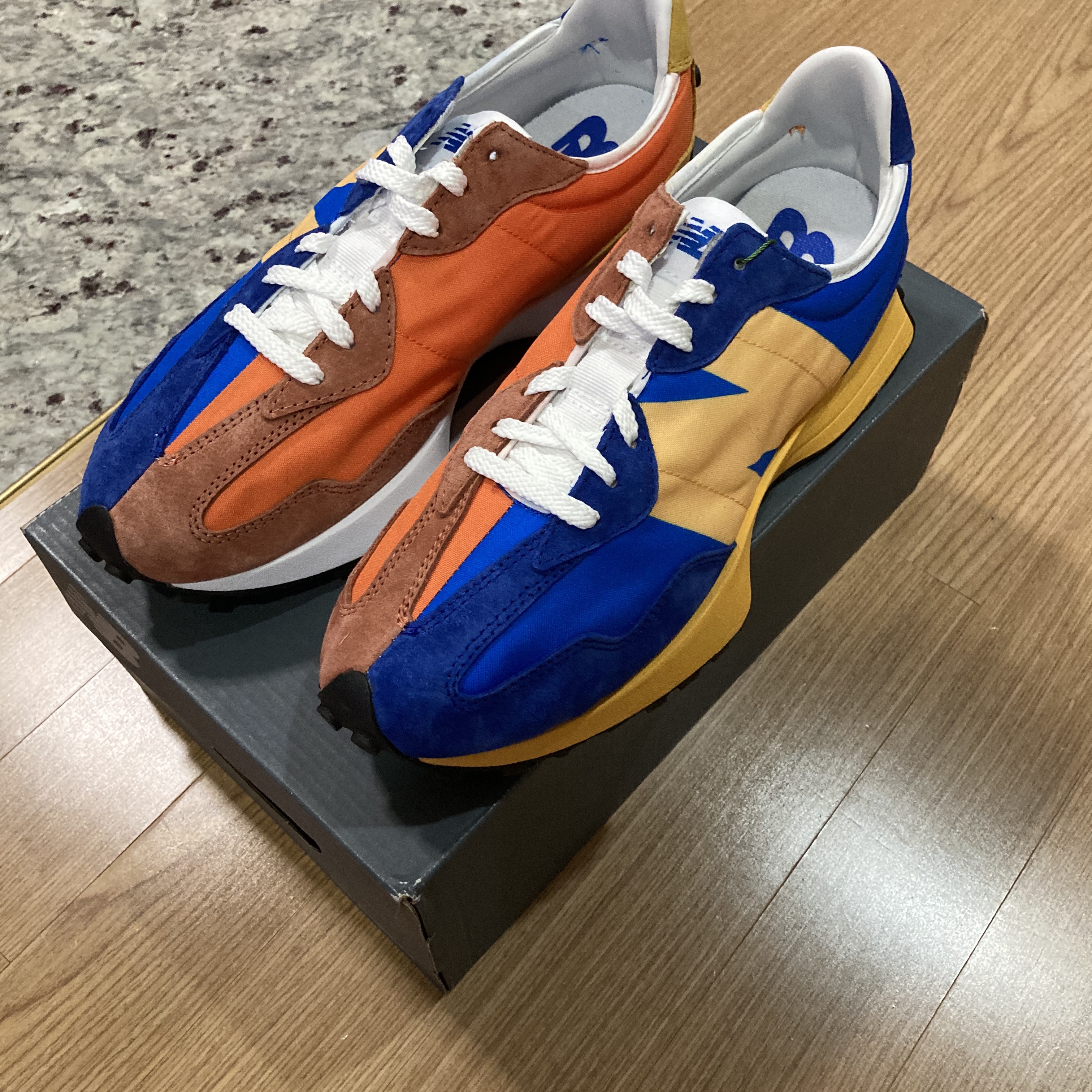 New Balance 327 Blue Orange 착용 스타일