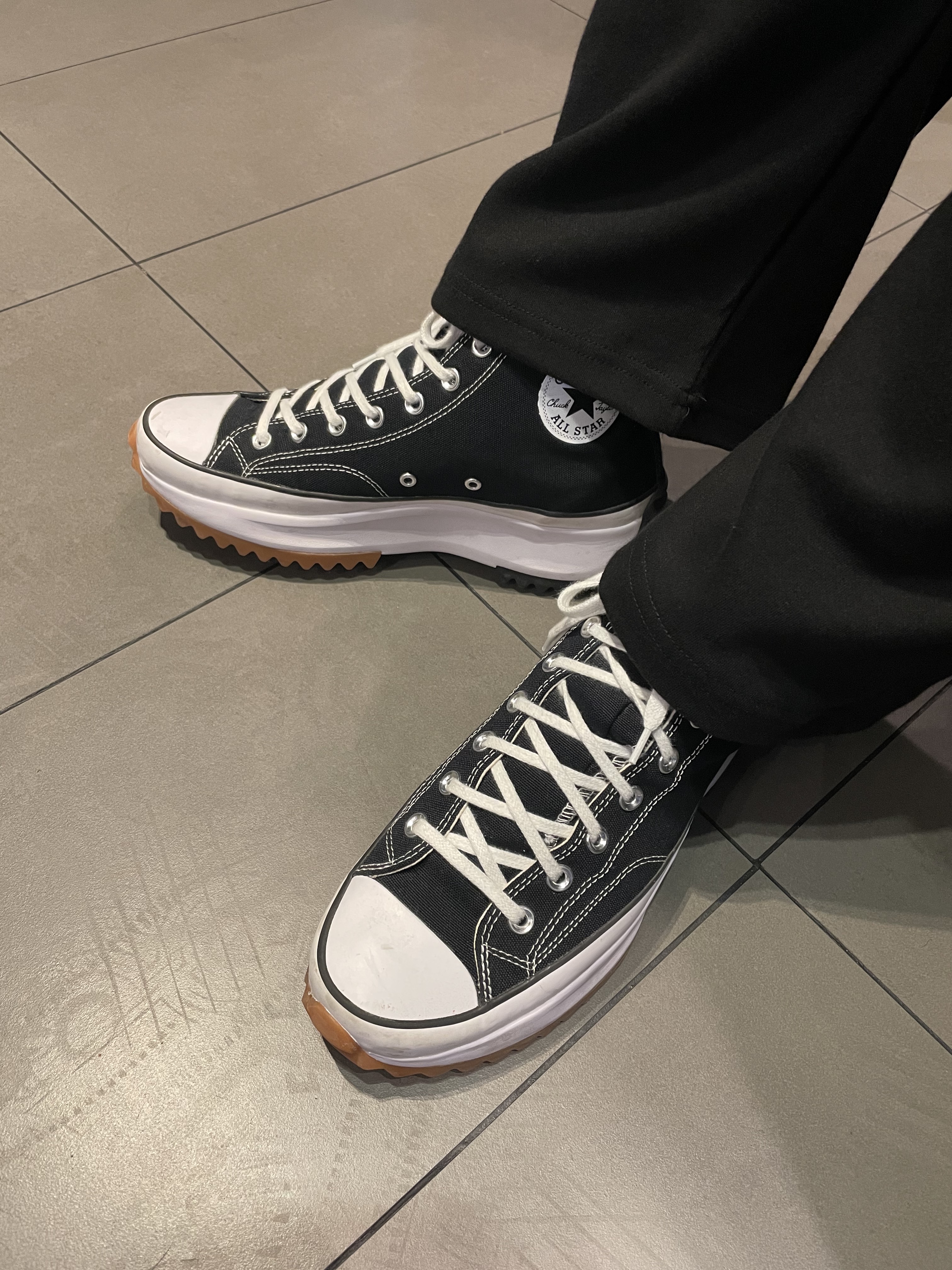 Converse Run Star Hike Hi Black White Gum 착용 스타일 - 2