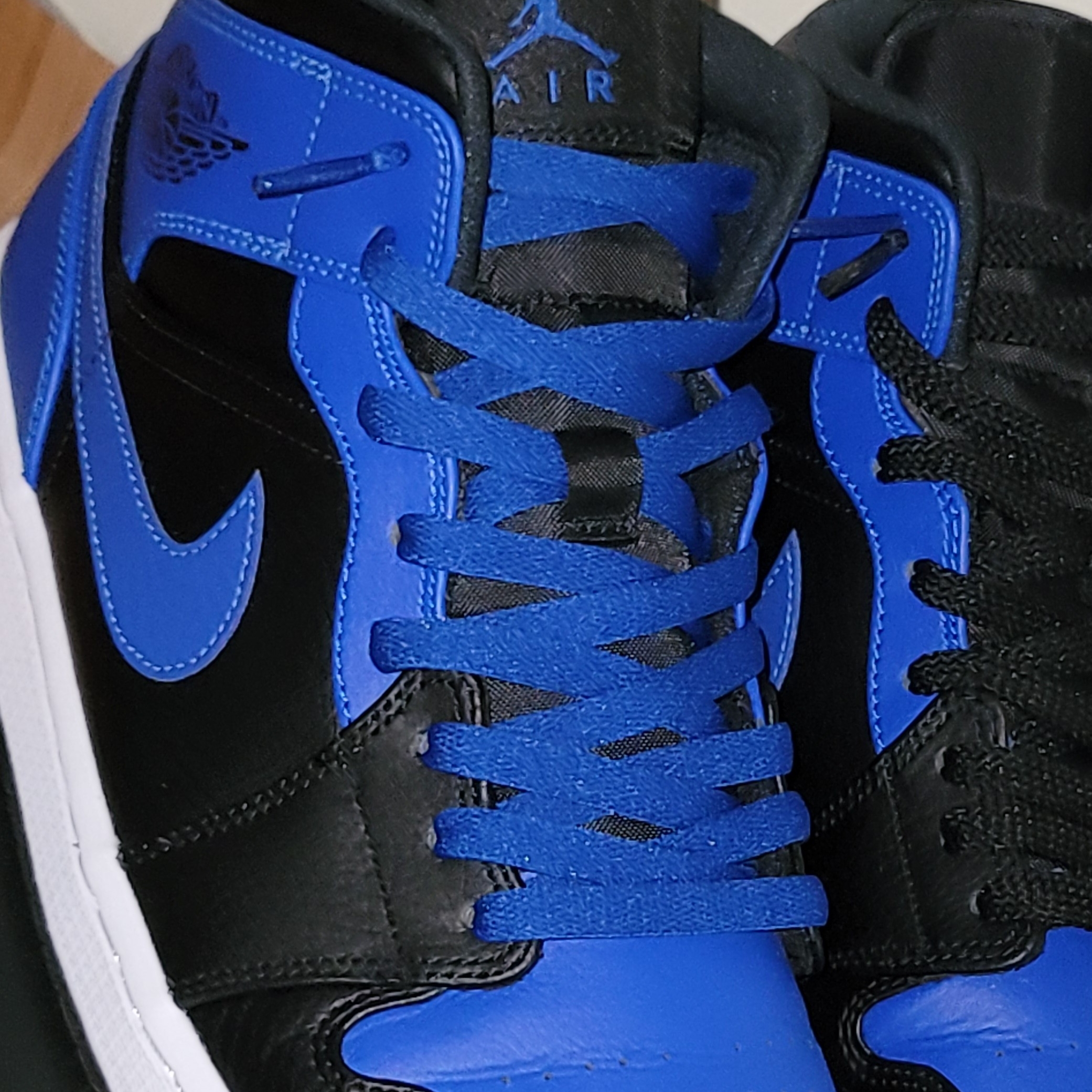 Jordan 1 Mid Black Hyper Royal 착용 스타일 - 1