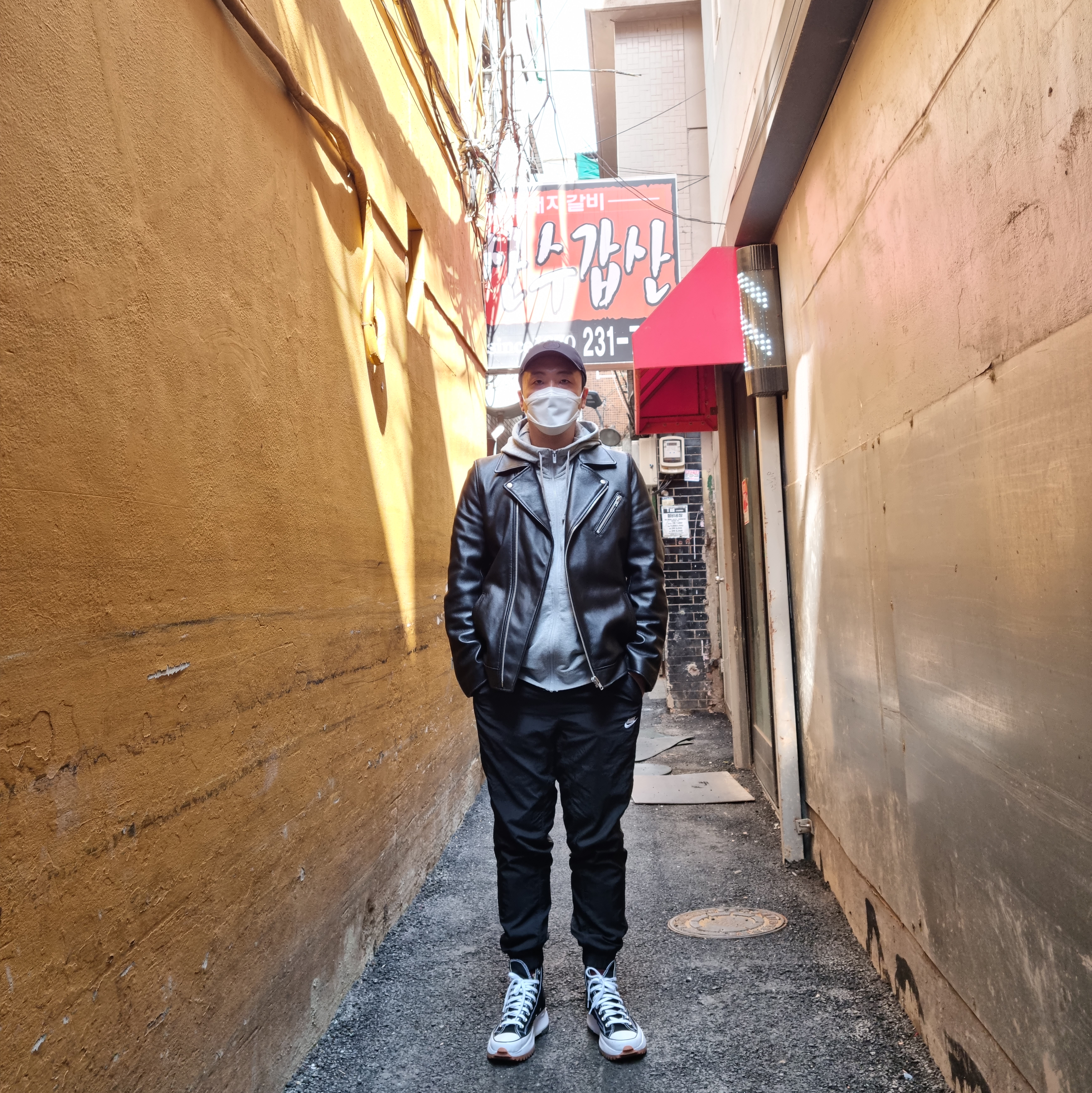 Converse Run Star Hike Hi Black White Gum 착용 스타일