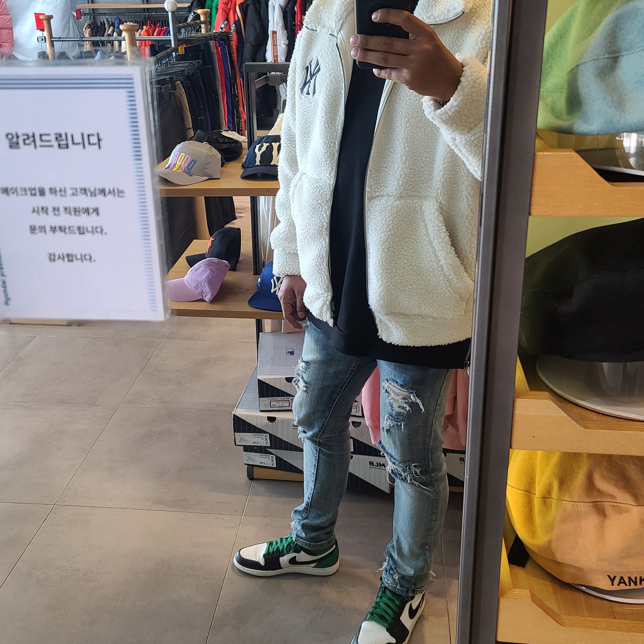 Balenciaga Triple S Red Black 2018, Gucci Rhyton Leather Sneakers Logo 착용 스타일 - 4