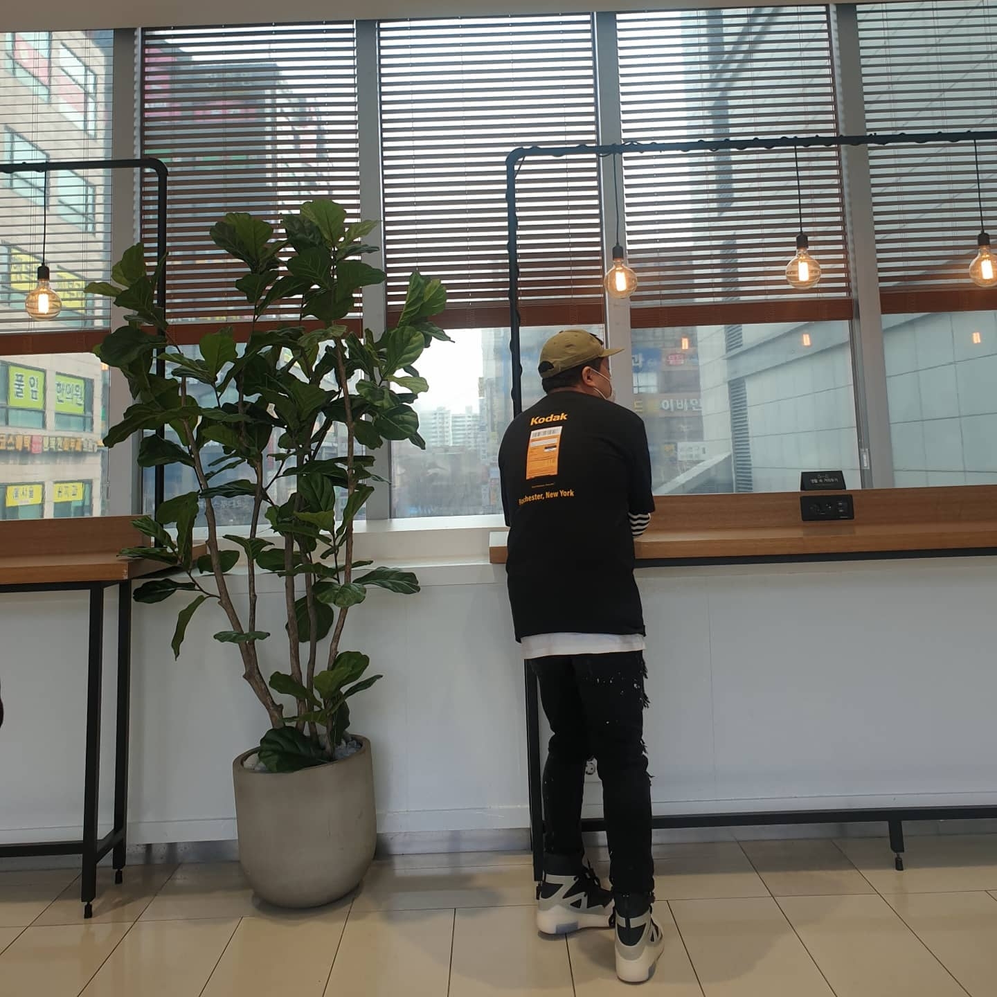 Nike x Fear of God Air Fear of God 1 String The Question, (GS) Jordan 6 Retro Carmine 2021 착용 스타일 - 3