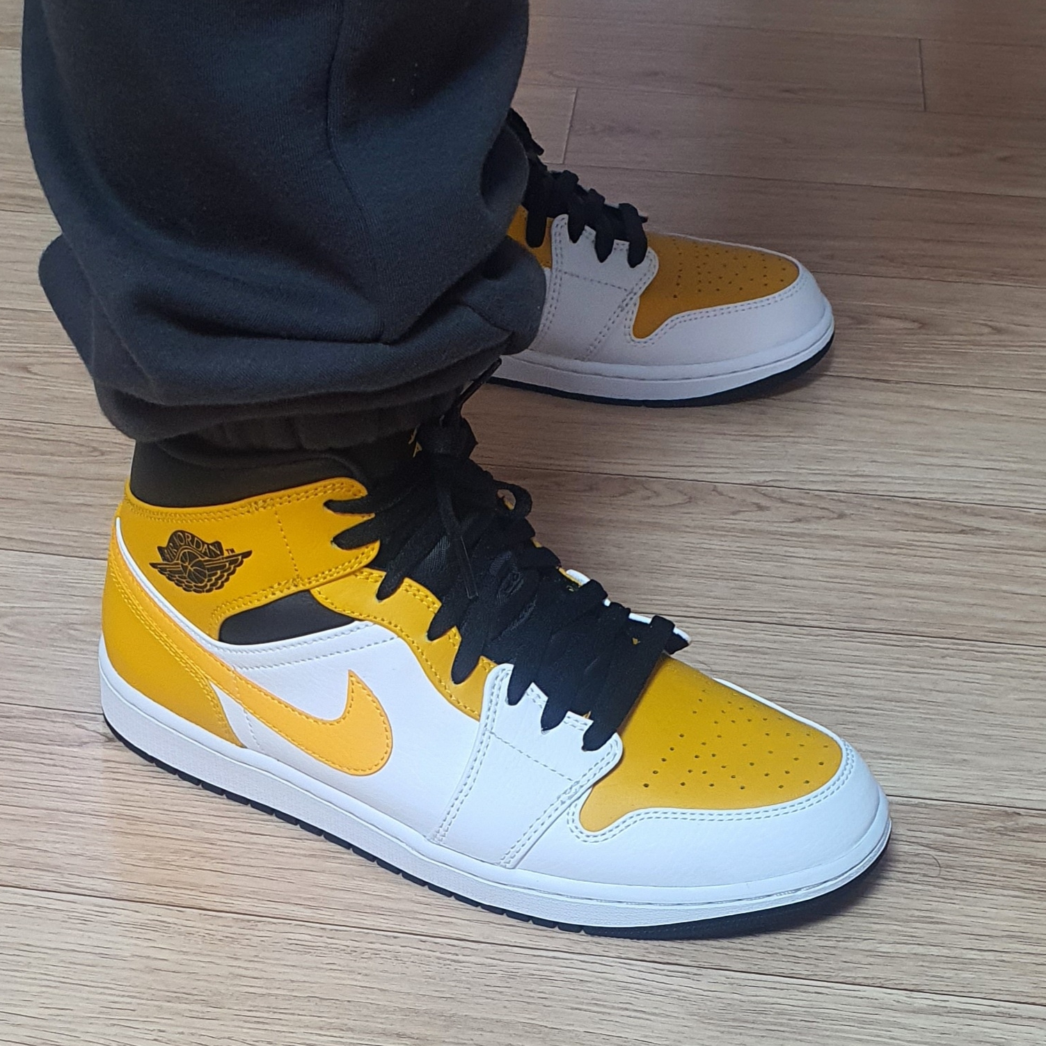 Jordan 1 Mid White University Gold 착용 스타일 - 2