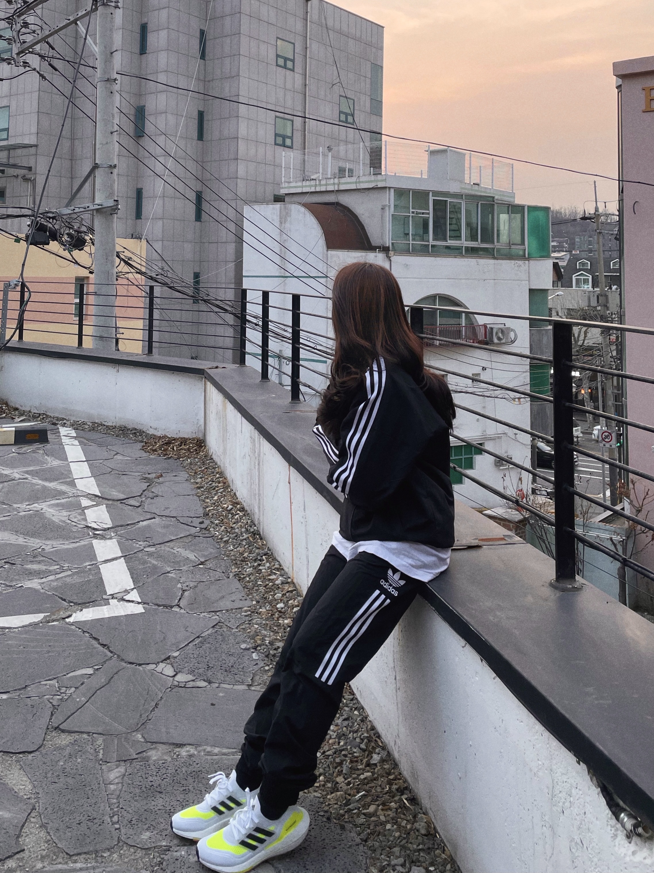 Adidas Ultraboost 21 Solar Yellow 착용 스타일 - 2