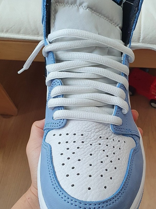 Jordan 1 Retro High OG University Blue 착용 스타일 - 1
