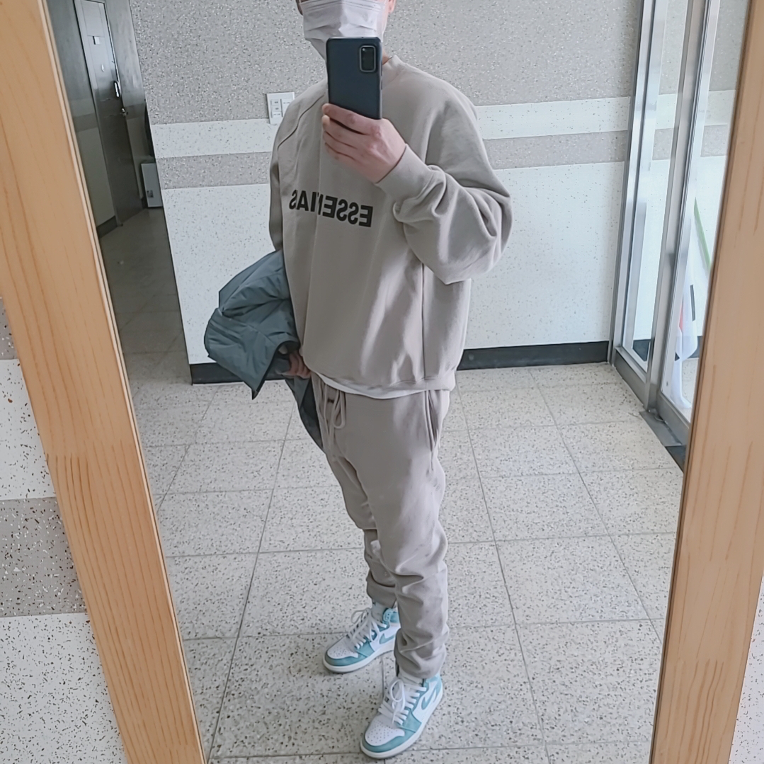 Essentials 3D Silicon Applique Crewneck String Tan - 20SS, Essentials Sweatpants String Tan - 20SS 착용 스타일