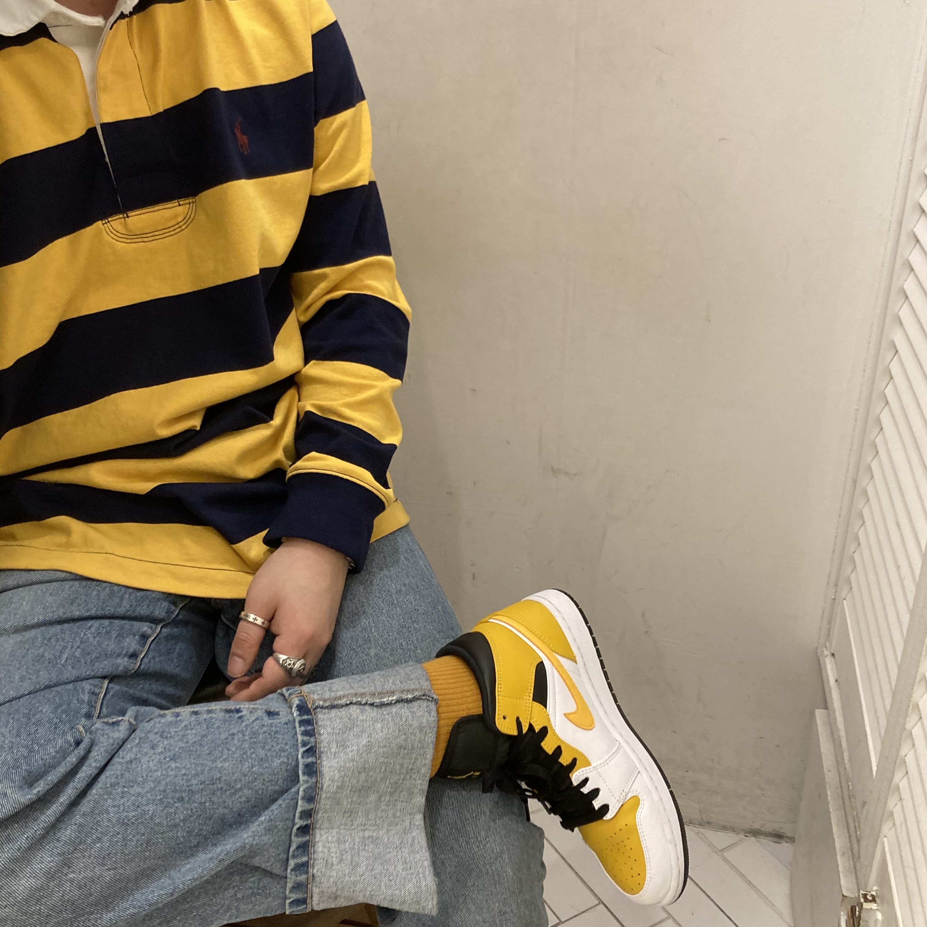 Jordan 1 Mid White University Gold 착용 스타일 - 1
