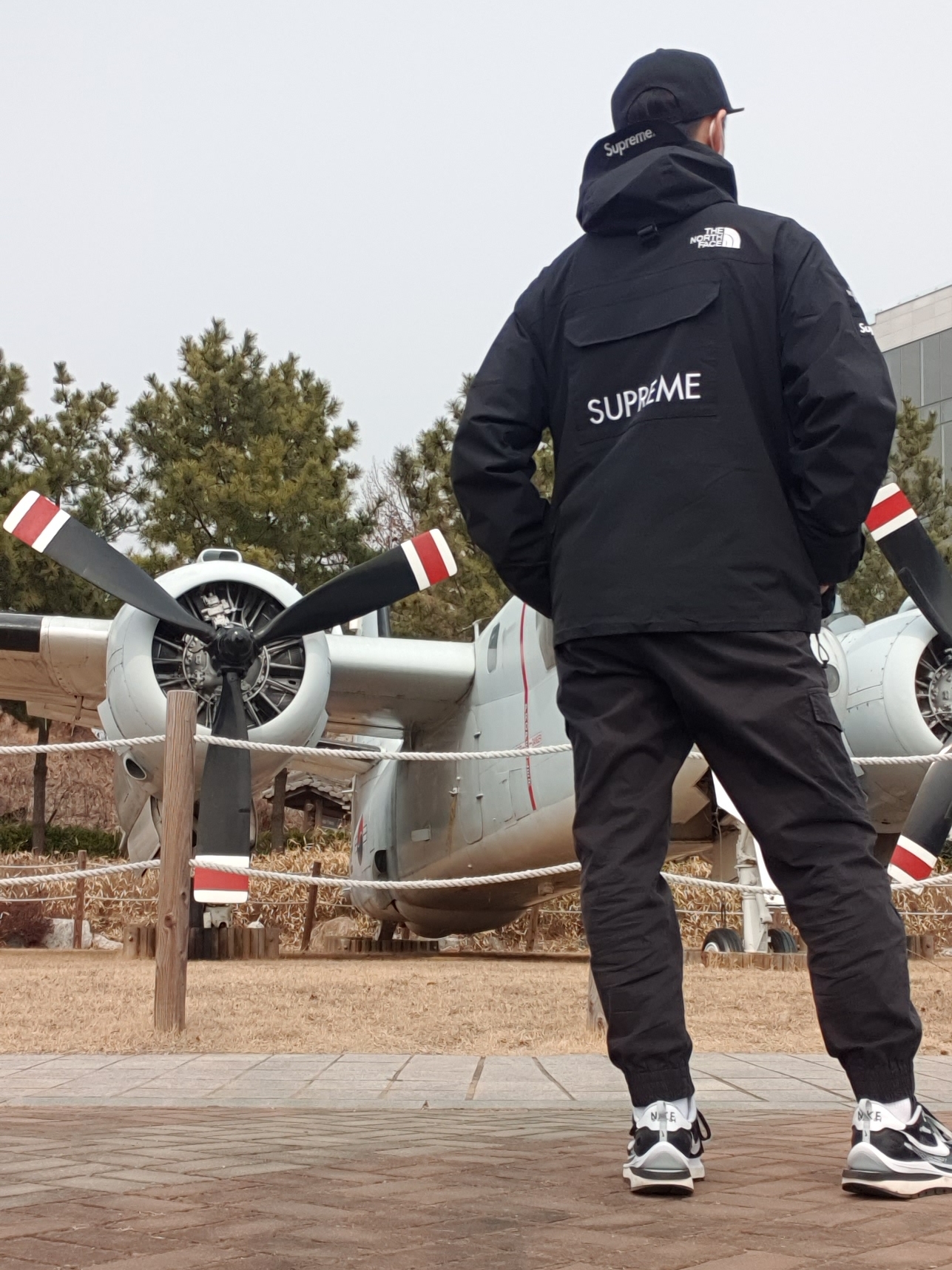 Nike x Sacai VaporWaffle Black White, Supreme x The North Face Cargo Jacket Black - 20SS 착용 스타일