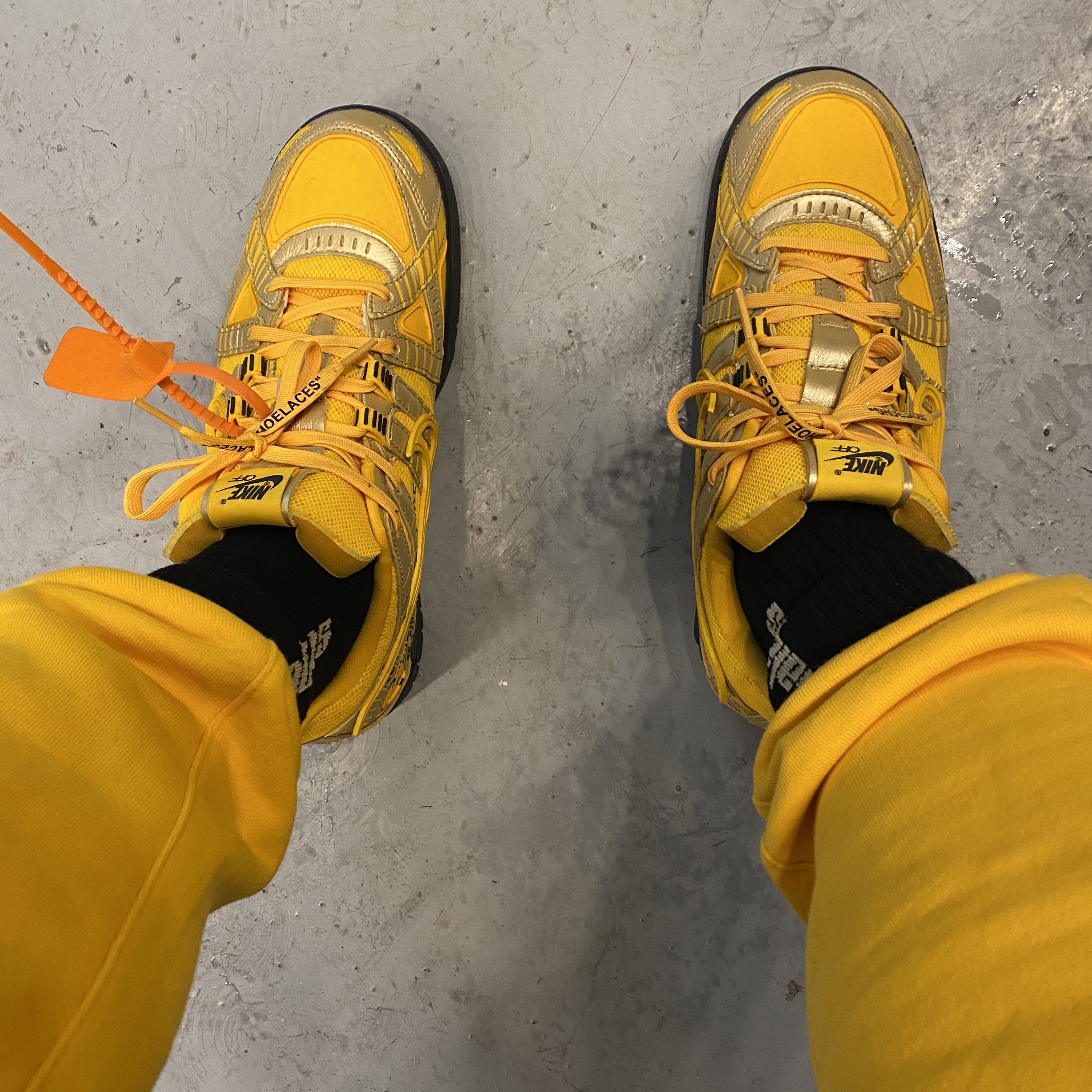 Nike x Drake Nocta Fleece Pants University Gold - Asia, Nike x Off-White Air Rubber Dunk University Gold 착용 스타일