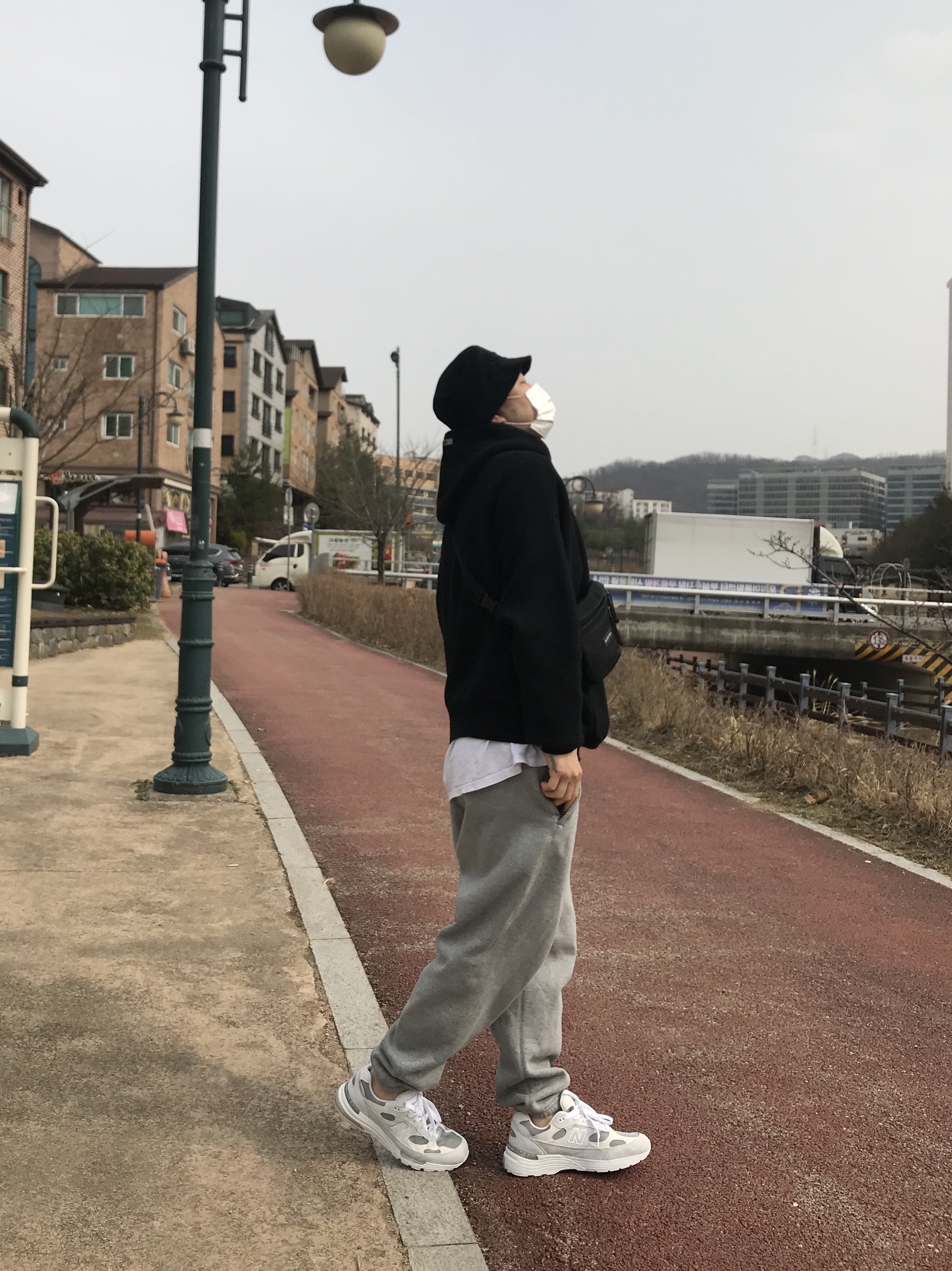 New Balance 992 Made in USA White Silver, Essentials Knit Hoodie Black - 20FW 착용 스타일 - 2