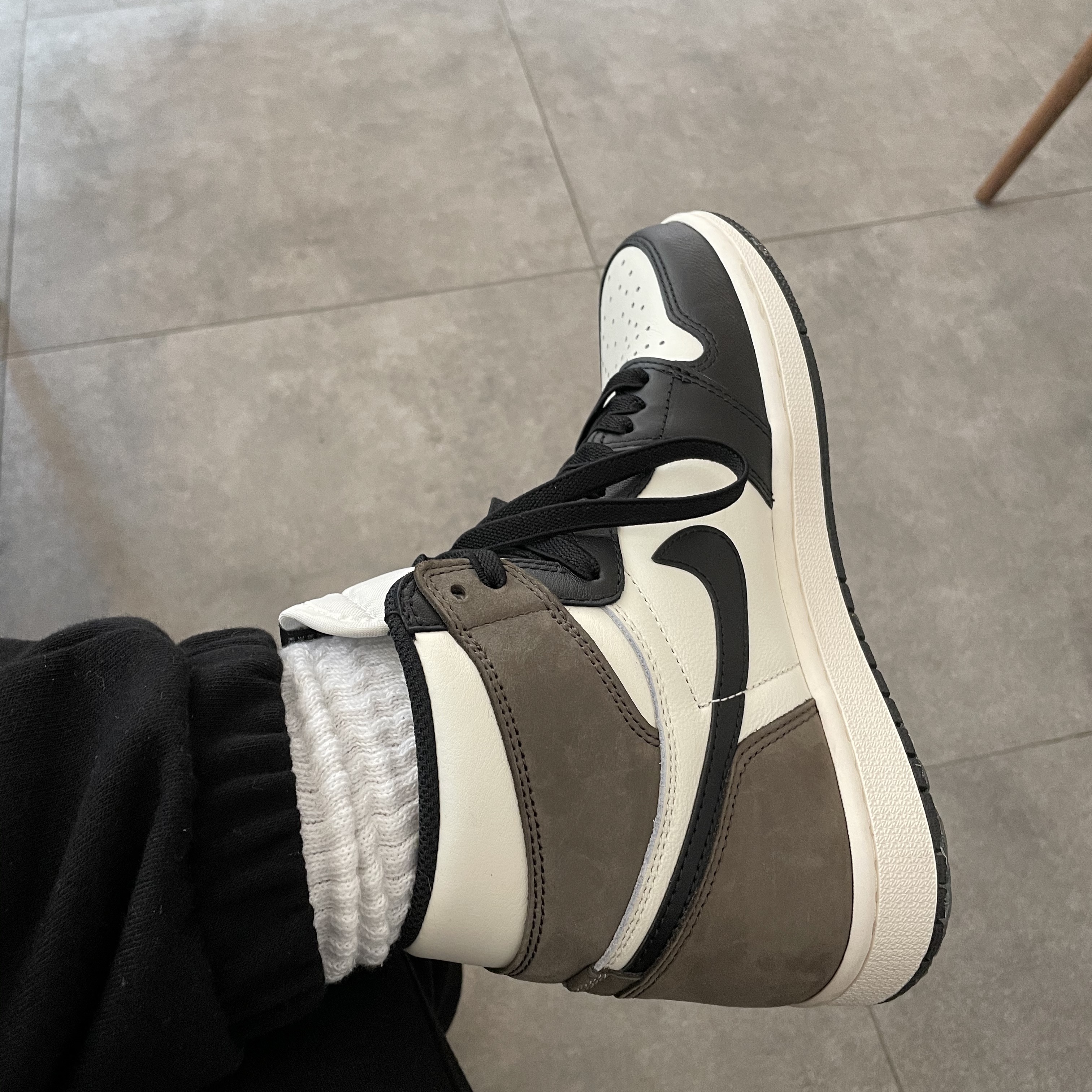 Jordan 1 Retro High OG Black Mocha 착용 스타일