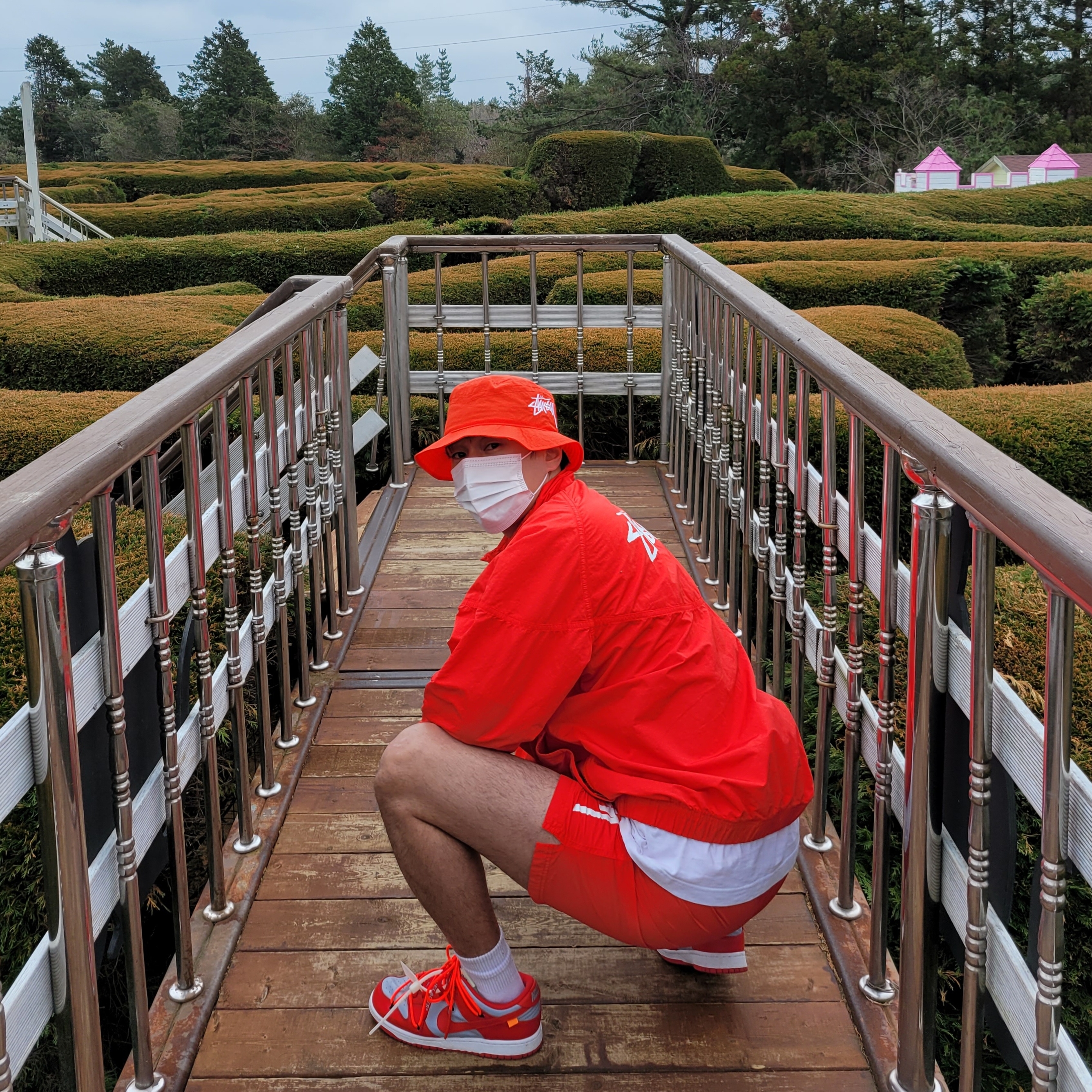 Nike x Off-White Dunk Low University Red, Nike x Stussy Windrunner Jacket Habanero Red 착용 스타일 - 2