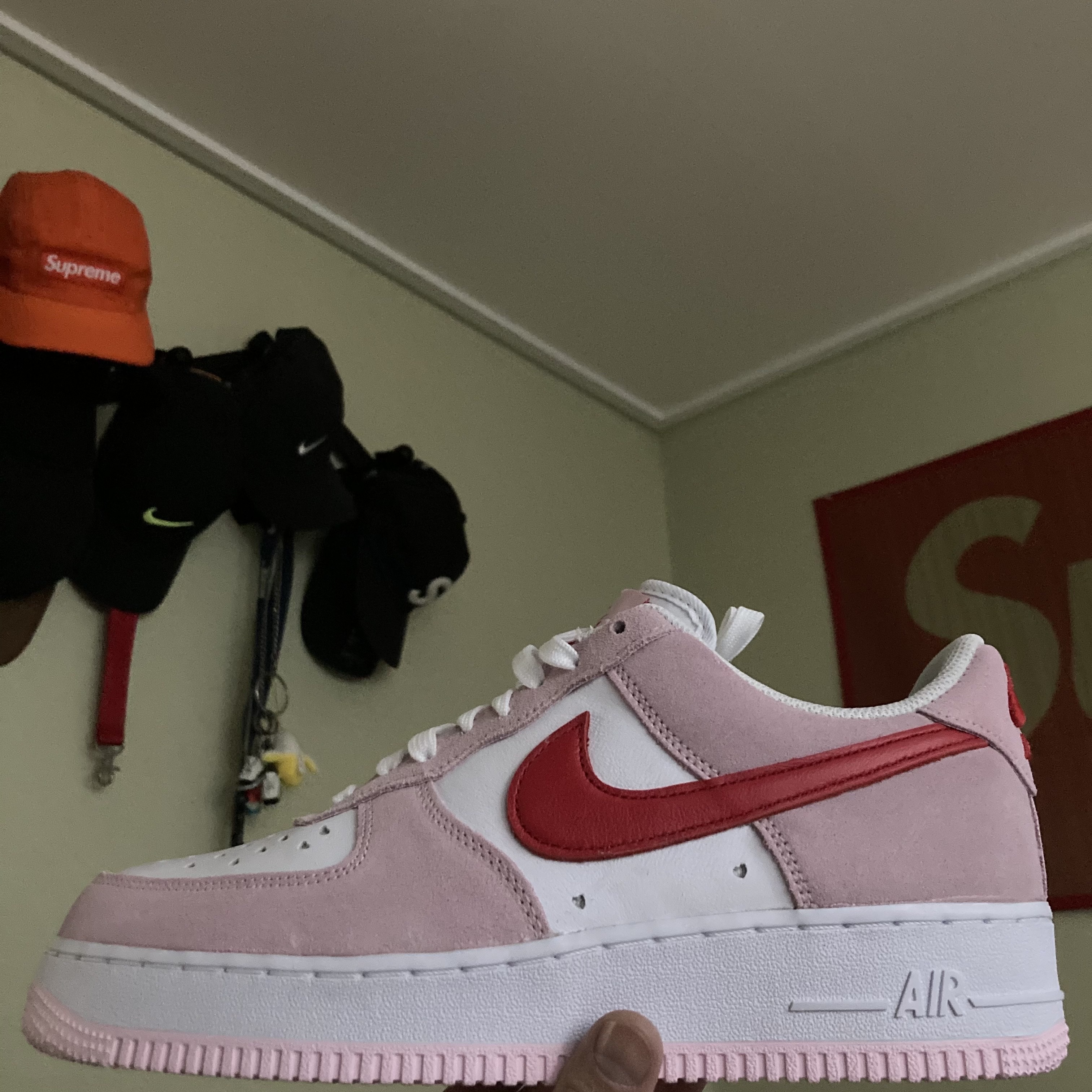 Nike Air Force 1 '07 QS Valentine's Day 착용 스타일 - 3