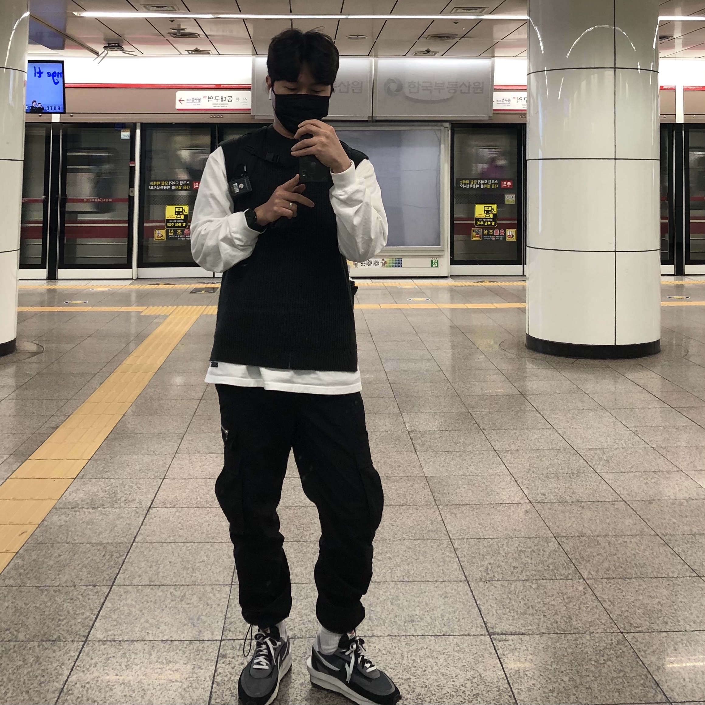 Nike x Sacai LDWaffle Black 착용 스타일 - 2