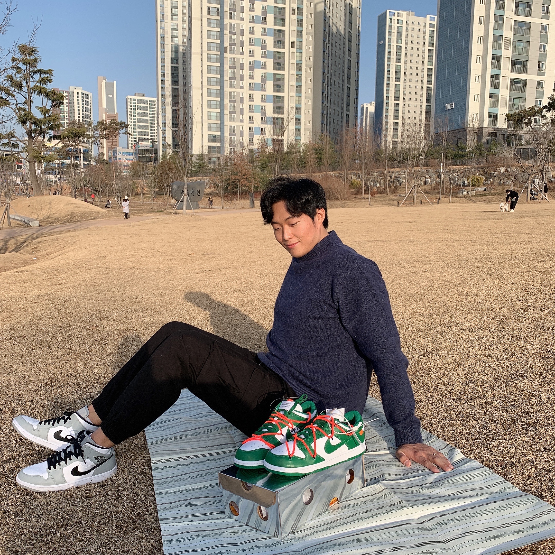 Jordan 1 Mid Light Smoke Grey, Nike x Off-White Dunk Low Pine Green 착용 스타일