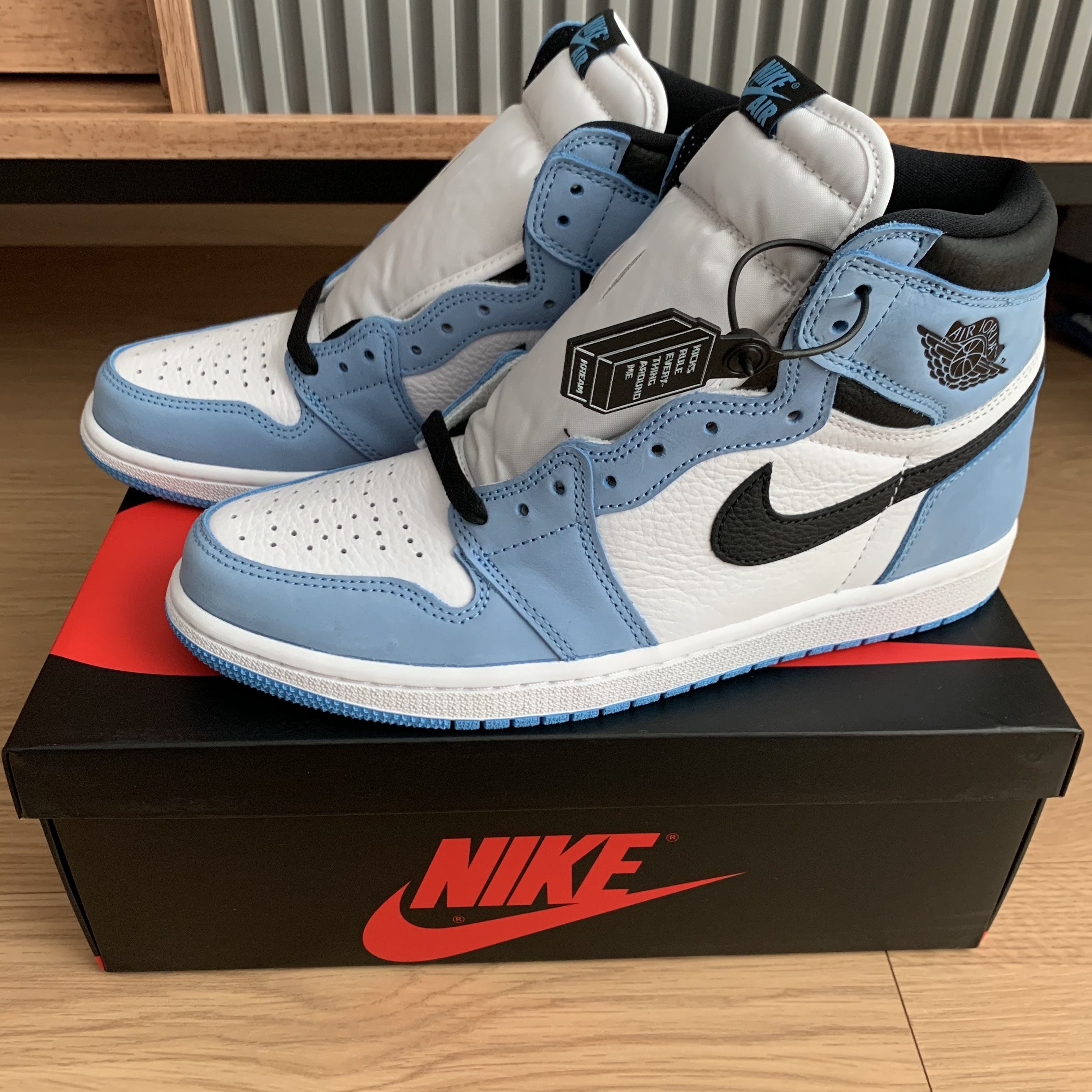 Jordan 1 Retro High OG University Blue 착용 스타일 - 3