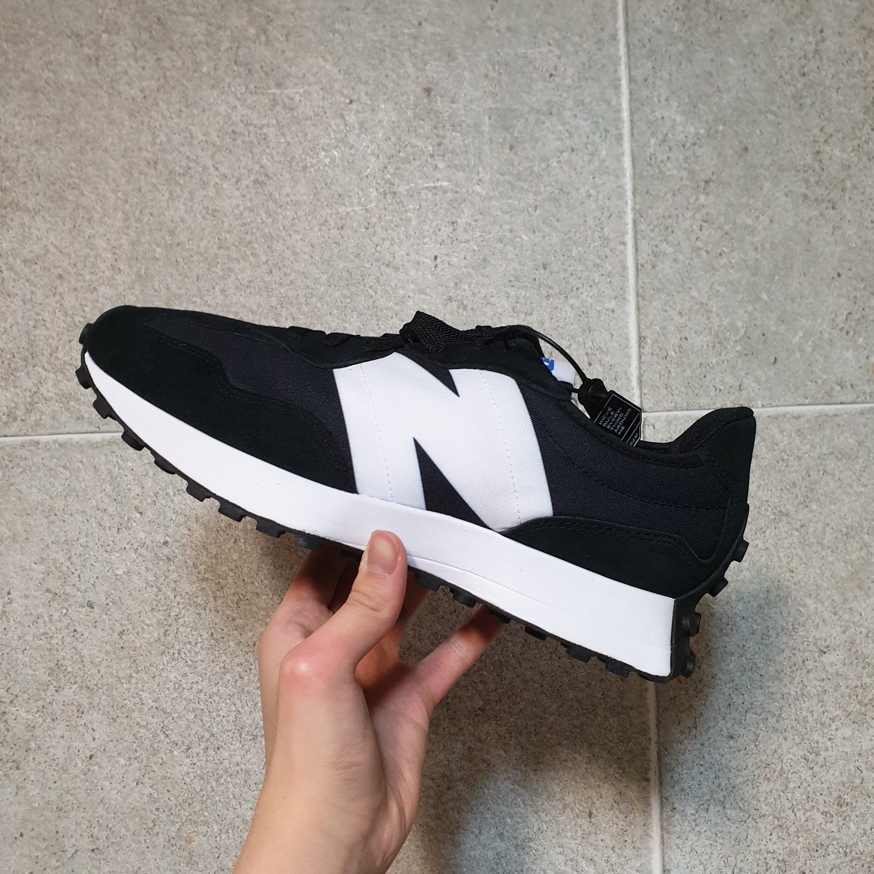New Balance 327 Black 착용 스타일