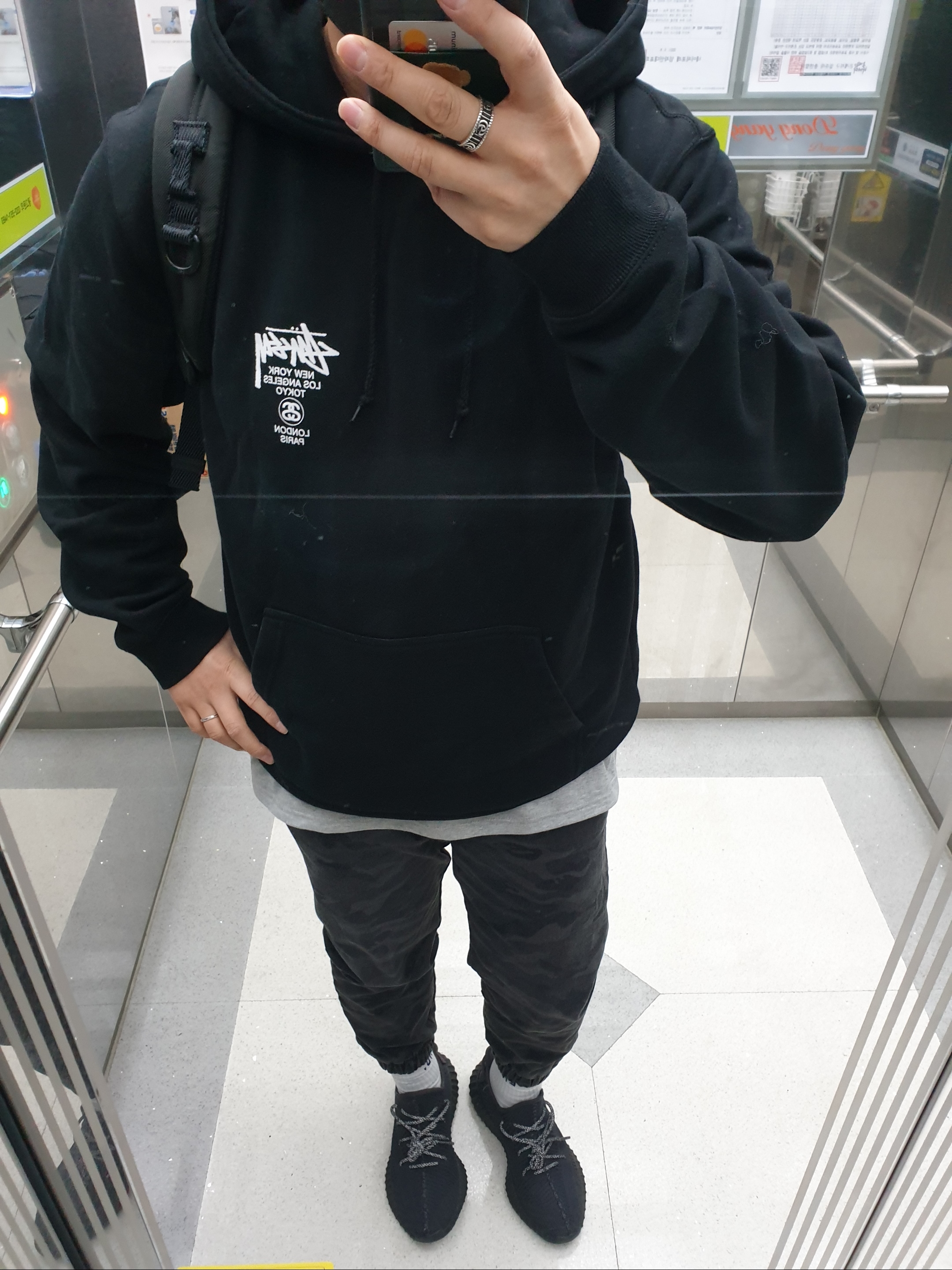 Adidas Yeezy Boost 350 V2 Black - Non-Reflective 착용 스타일