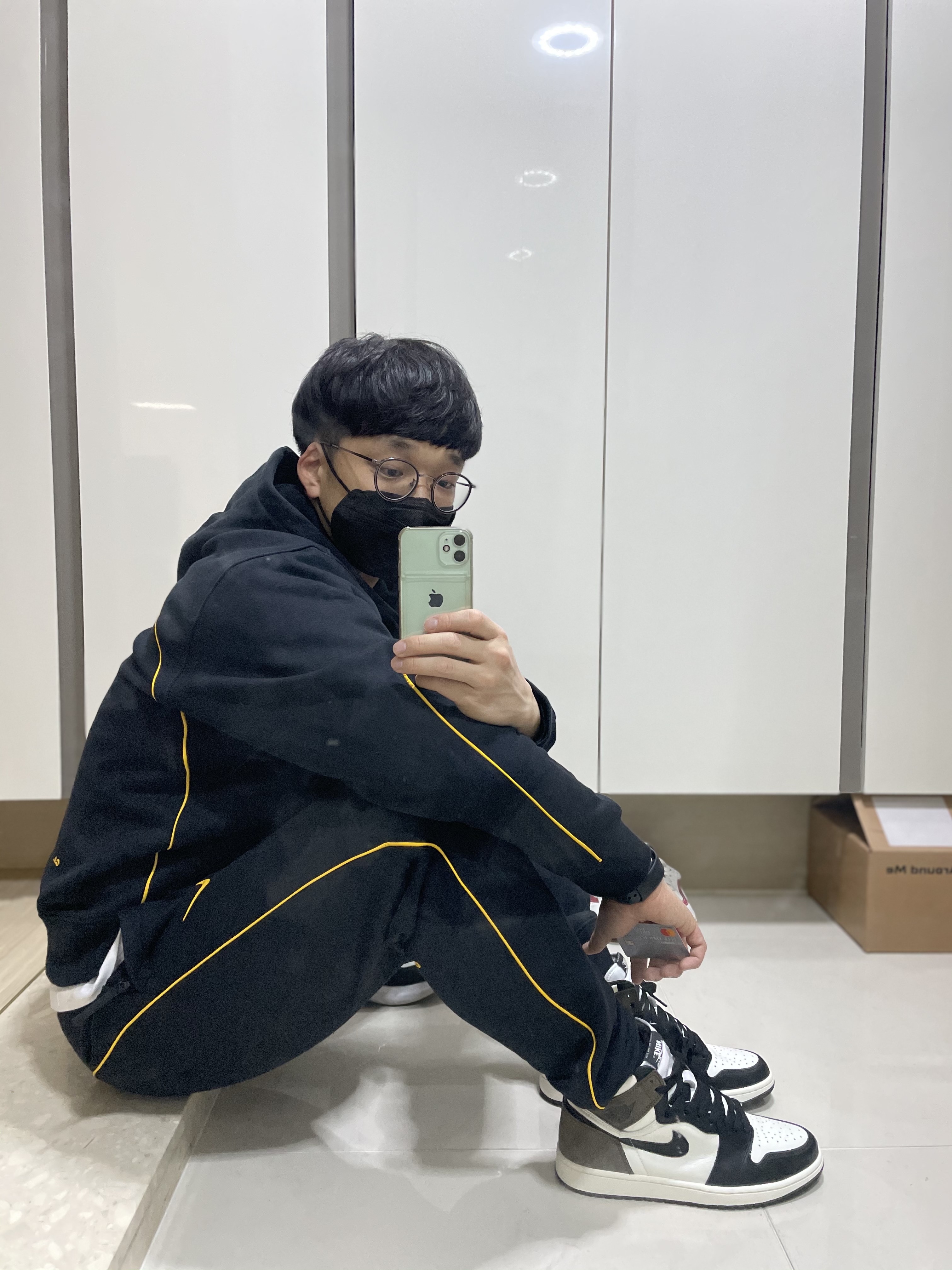Jordan 1 Retro High OG Black Mocha, Nike x Drake Nocta Essential Hoodie Black - Asia 착용 스타일